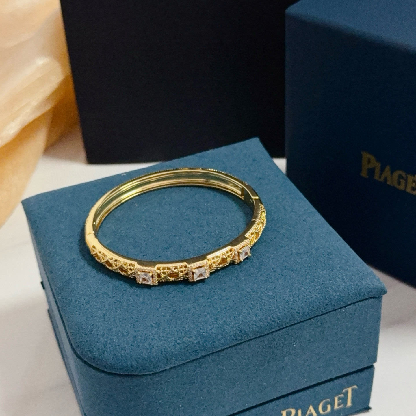 💰145 Piaget伯爵手镯， 高端定制版本 镶嵌钻工艺 ，V金材质 ，细节处尽显奢华。金属质感与纹理相互映衬，光线之下，熠熠生辉，体现了奢华与典雅的气质。无论是商务场合还是甜蜜约会都能凸显精致和优雅~上手都太美了，绝对是你的梦中情镯。