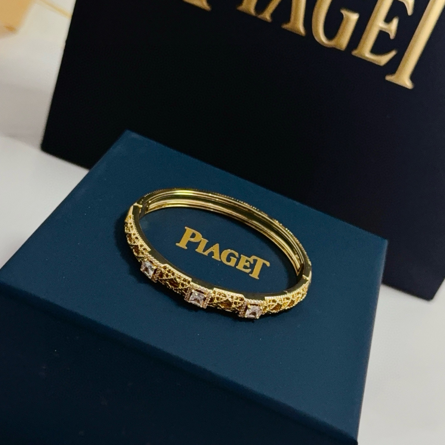 💰145 Piaget伯爵手镯， 高端定制版本 镶嵌钻工艺 ，V金材质 ，细节处尽显奢华。金属质感与纹理相互映衬，光线之下，熠熠生辉，体现了奢华与典雅的气质。无论是商务场合还是甜蜜约会都能凸显精致和优雅~上手都太美了，绝对是你的梦中情镯。