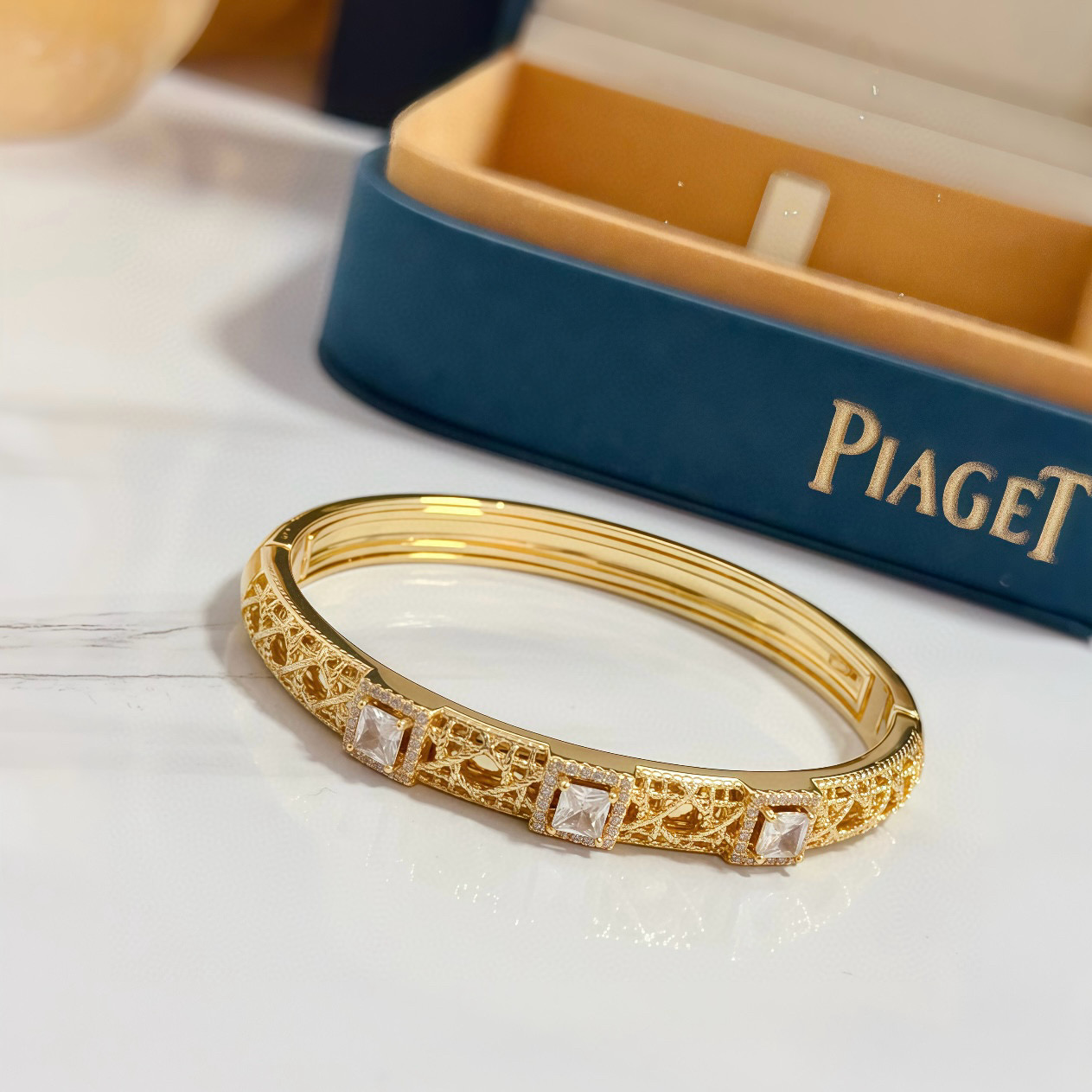 💰145 Piaget伯爵手镯， 高端定制版本 镶嵌钻工艺 ，V金材质 ，细节处尽显奢华。金属质感与纹理相互映衬，光线之下，熠熠生辉，体现了奢华与典雅的气质。无论是商务场合还是甜蜜约会都能凸显精致和优雅~上手都太美了，绝对是你的梦中情镯。