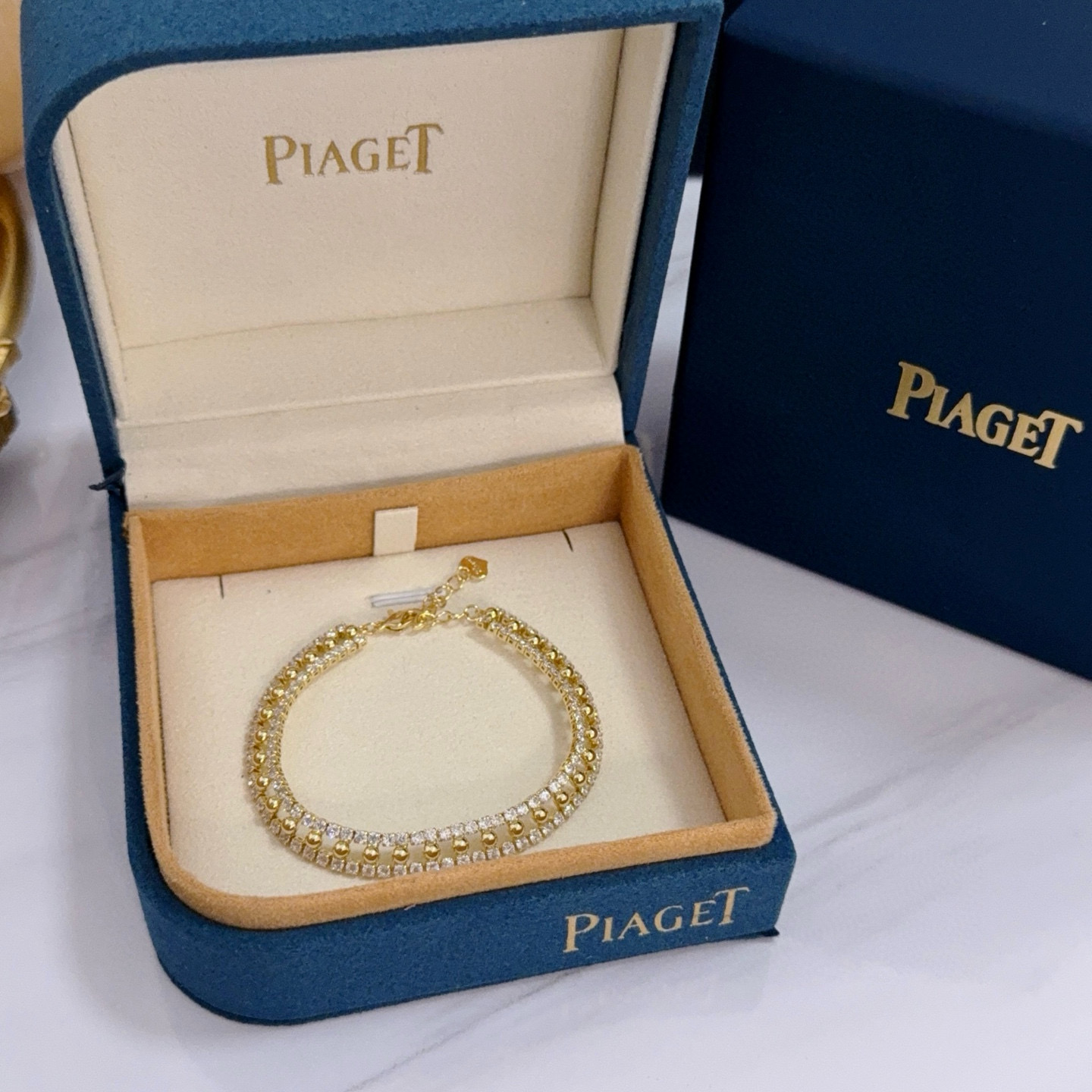 NO:641539,Piaget bracelet is a high-end customized version with diamond inlay technology and V-gold material. The details are full of luxury. The metal texture and texture complement each other and shine under the light, reflecting the luxury and elegance. Whether it is a business occasion or a sweet date, it can highlight the delicacy and elegance. It is so beautiful to get it. It is definitely your dream bracelet., jewelry boutique, Piaget, bracelet19860909Piaget伯爵手链 高端定制版本 镶嵌钻工艺 ,V金材质 ,细节处尽显奢华.金属质感与纹理相互映衬,光线之下,熠熠生辉,体现了奢华与典雅的气质.无论是商务场合还是甜蜜约会都能凸显精致和优雅~上手都太美了,绝对是你的梦中情镯.,饰品精品,piaget,bracelet,Jewelry