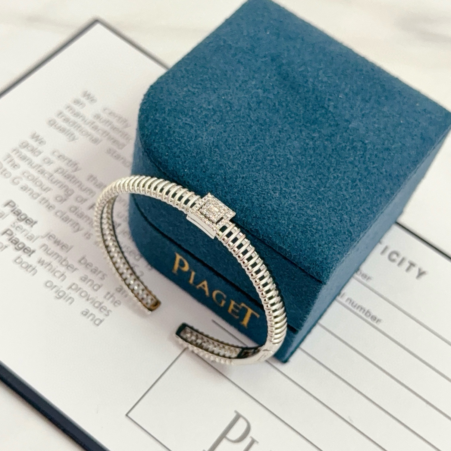 💰145 Piaget伯爵手镯 高端定制版本 镶嵌钻工艺 ，V金材质 ，细节处尽显奢华。金属质感与纹理相互映衬，光线之下，熠熠生辉，体现了奢华与典雅的气质。无论是商务场合还是甜蜜约会都能凸显精致和优雅~上手都太美了，绝对是你的梦中情镯。