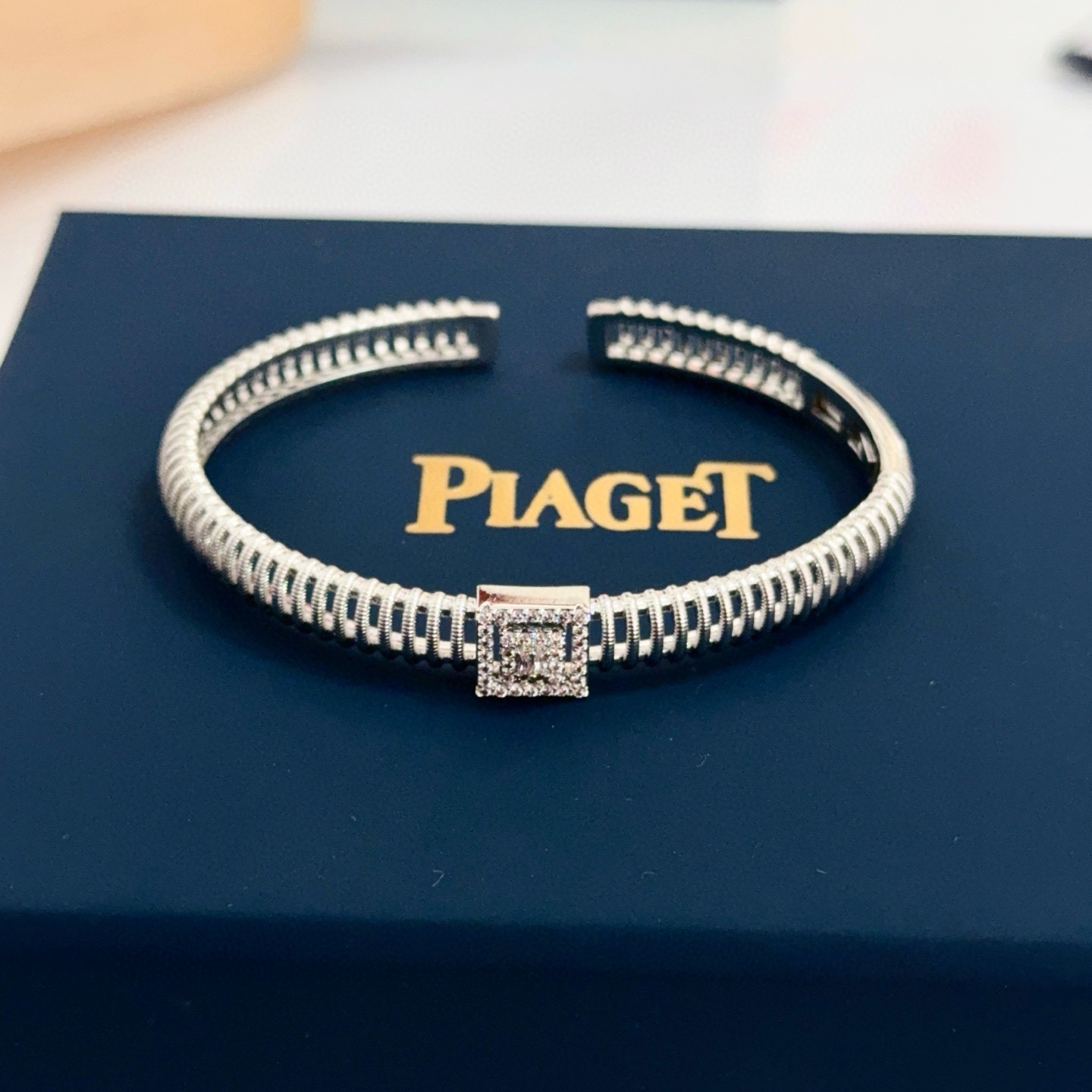 💰145 Piaget伯爵手镯 高端定制版本 镶嵌钻工艺 ，V金材质 ，细节处尽显奢华。金属质感与纹理相互映衬，光线之下，熠熠生辉，体现了奢华与典雅的气质。无论是商务场合还是甜蜜约会都能凸显精致和优雅~上手都太美了，绝对是你的梦中情镯。
