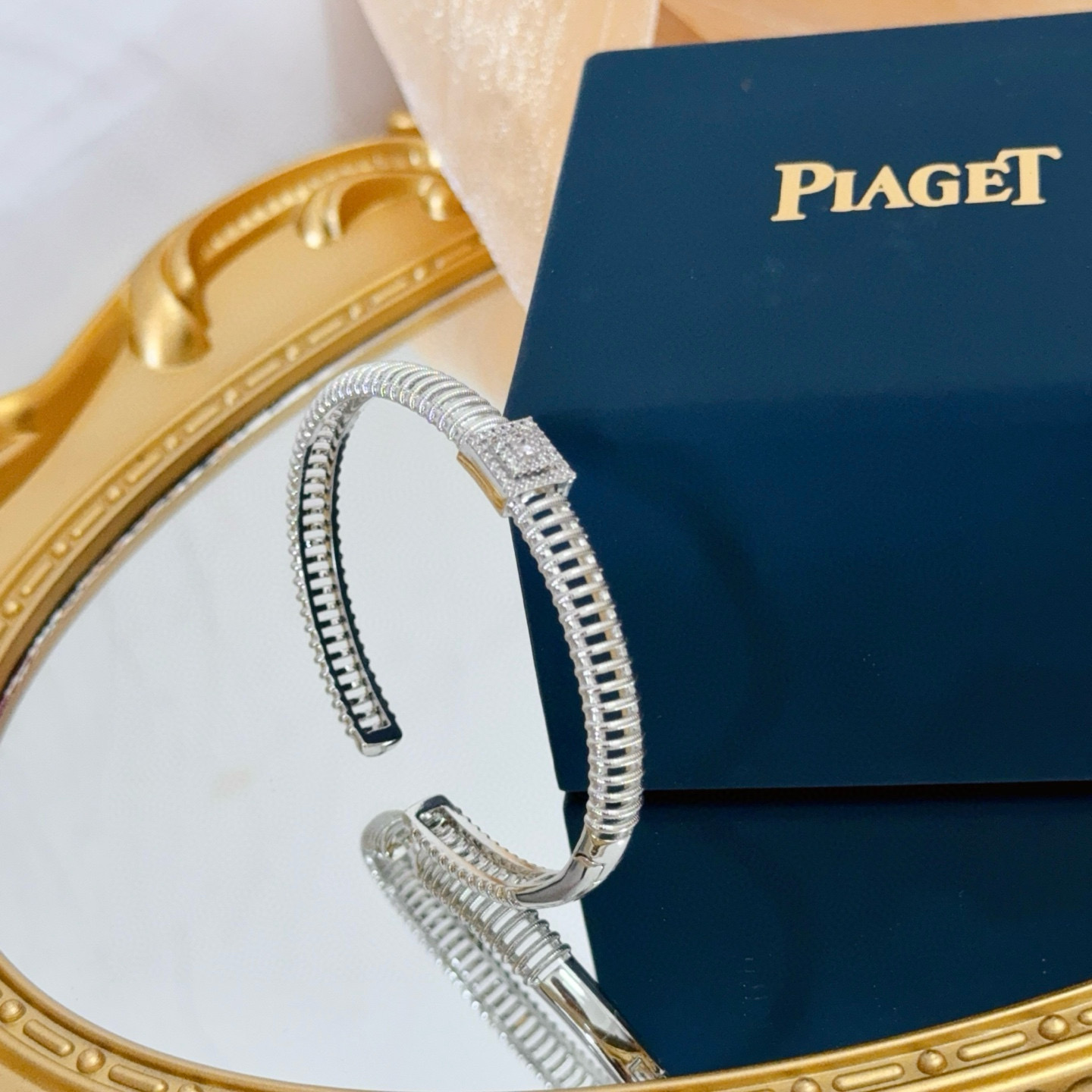 💰145 Piaget伯爵手镯 高端定制版本 镶嵌钻工艺 ，V金材质 ，细节处尽显奢华。金属质感与纹理相互映衬，光线之下，熠熠生辉，体现了奢华与典雅的气质。无论是商务场合还是甜蜜约会都能凸显精致和优雅~上手都太美了，绝对是你的梦中情镯。