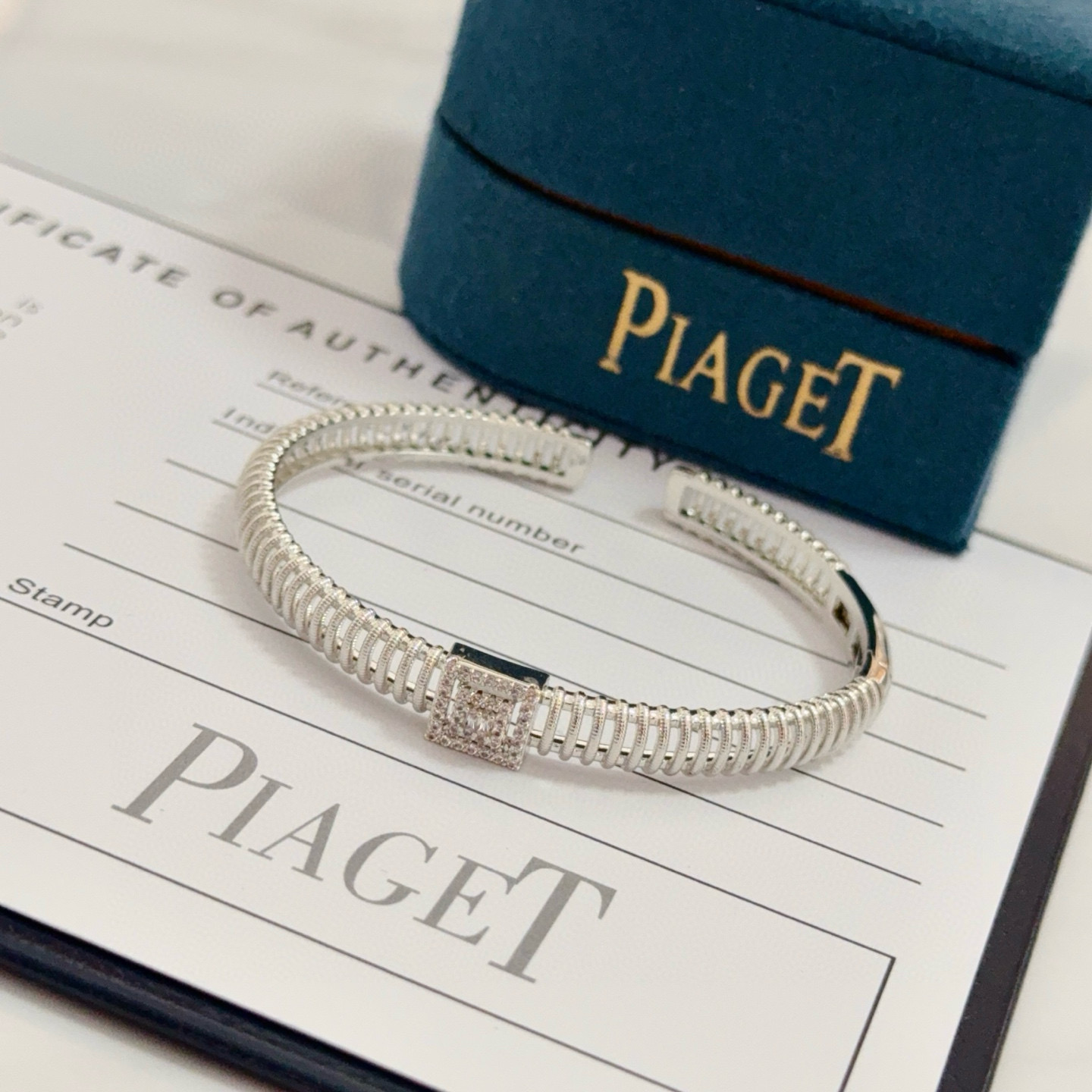 💰145 Piaget伯爵手镯 高端定制版本 镶嵌钻工艺 ，V金材质 ，细节处尽显奢华。金属质感与纹理相互映衬，光线之下，熠熠生辉，体现了奢华与典雅的气质。无论是商务场合还是甜蜜约会都能凸显精致和优雅~上手都太美了，绝对是你的梦中情镯。
