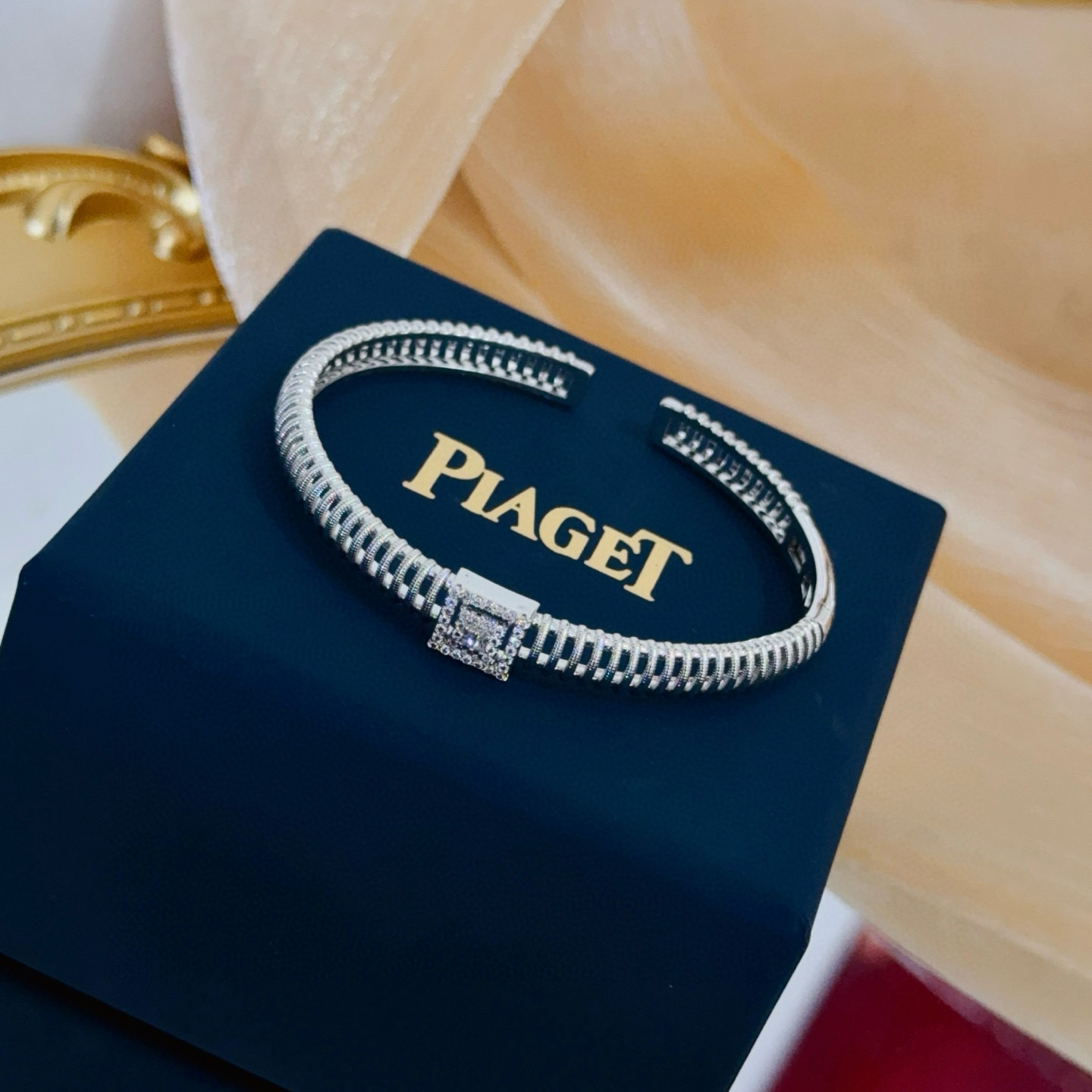 💰145 Piaget伯爵手镯 高端定制版本 镶嵌钻工艺 ，V金材质 ，细节处尽显奢华。金属质感与纹理相互映衬，光线之下，熠熠生辉，体现了奢华与典雅的气质。无论是商务场合还是甜蜜约会都能凸显精致和优雅~上手都太美了，绝对是你的梦中情镯。