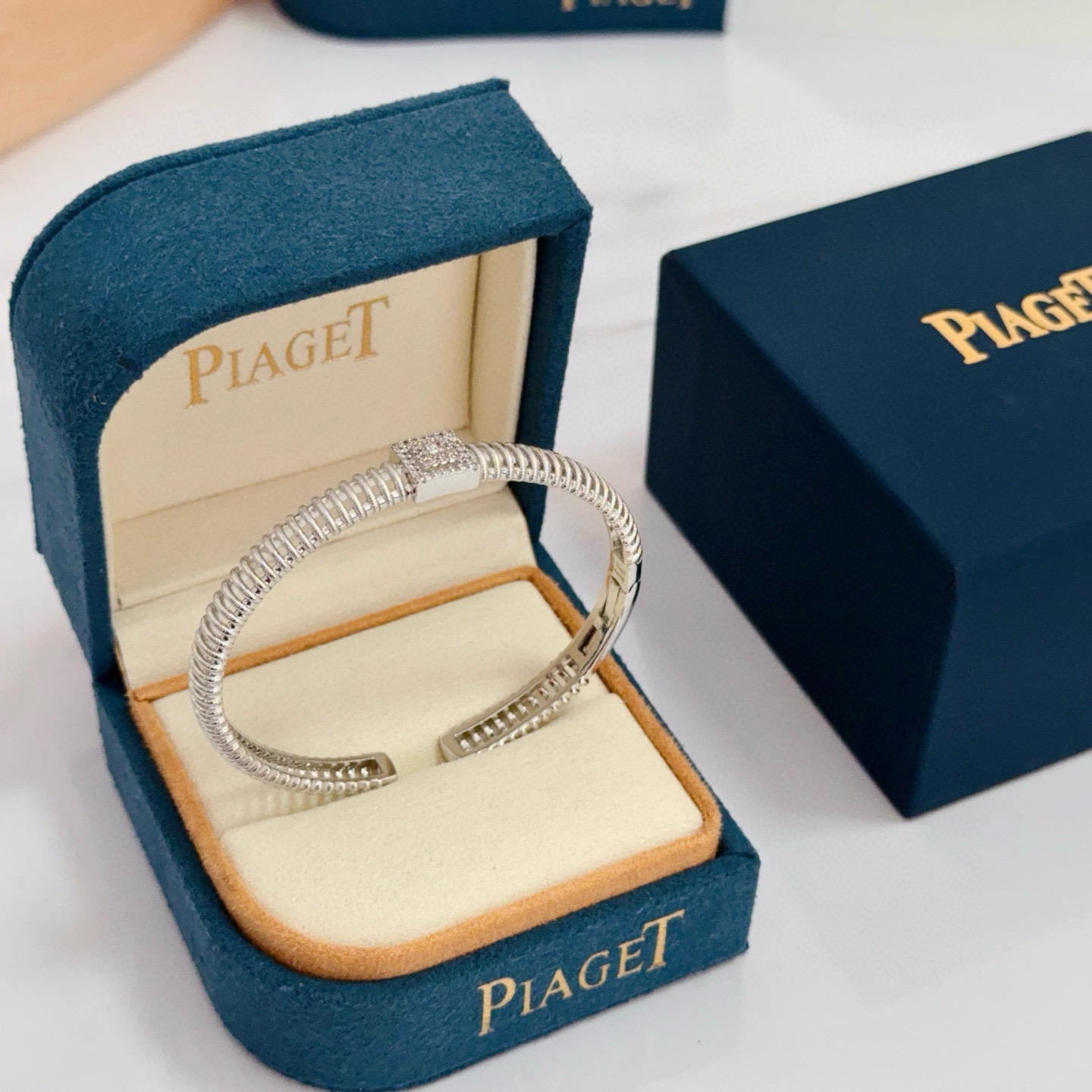 💰145 Piaget伯爵手镯 高端定制版本 镶嵌钻工艺 ，V金材质 ，细节处尽显奢华。金属质感与纹理相互映衬，光线之下，熠熠生辉，体现了奢华与典雅的气质。无论是商务场合还是甜蜜约会都能凸显精致和优雅~上手都太美了，绝对是你的梦中情镯。