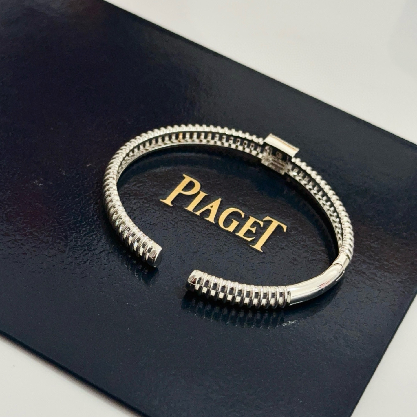 💰145 Piaget伯爵手镯 高端定制版本 镶嵌钻工艺 ，V金材质 ，细节处尽显奢华。金属质感与纹理相互映衬，光线之下，熠熠生辉，体现了奢华与典雅的气质。无论是商务场合还是甜蜜约会都能凸显精致和优雅~上手都太美了，绝对是你的梦中情镯。