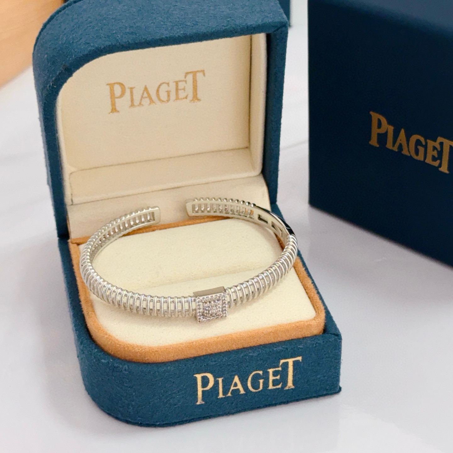 💰145 Piaget伯爵手镯 高端定制版本 镶嵌钻工艺 ，V金材质 ，细节处尽显奢华。金属质感与纹理相互映衬，光线之下，熠熠生辉，体现了奢华与典雅的气质。无论是商务场合还是甜蜜约会都能凸显精致和优雅~上手都太美了，绝对是你的梦中情镯。