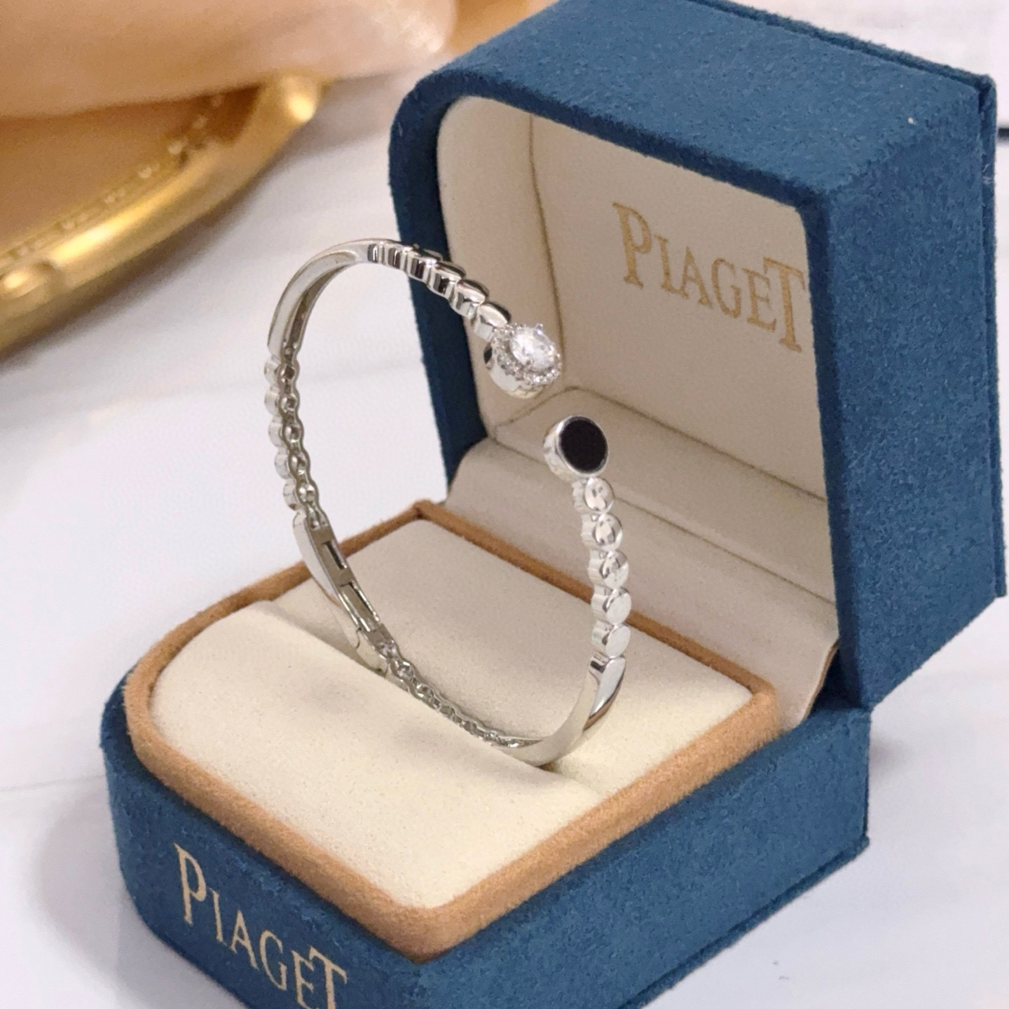 💰135    Piaget伯爵手镯 高端定制版本 镶嵌钻工艺 ，V金材质 ，细节处尽显奢华。金属质感与纹理相互映衬，光线之下，熠熠生辉，体现了奢华与典雅的气质。无论是商务场合还是甜蜜约会都能凸显精致和优雅~上手都太美了，绝对是你的梦中情镯。