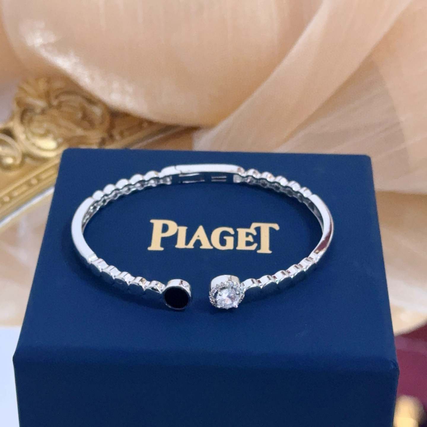 💰135    Piaget伯爵手镯 高端定制版本 镶嵌钻工艺 ，V金材质 ，细节处尽显奢华。金属质感与纹理相互映衬，光线之下，熠熠生辉，体现了奢华与典雅的气质。无论是商务场合还是甜蜜约会都能凸显精致和优雅~上手都太美了，绝对是你的梦中情镯。
