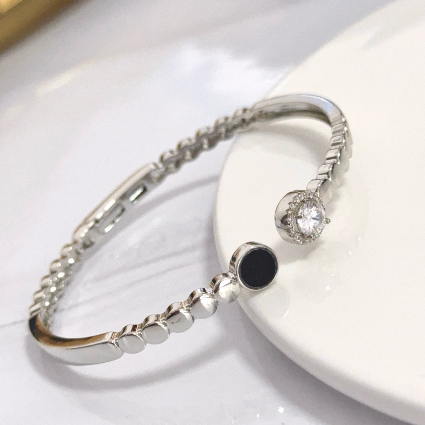 💰135    Piaget伯爵手镯 高端定制版本 镶嵌钻工艺 ，V金材质 ，细节处尽显奢华。金属质感与纹理相互映衬，光线之下，熠熠生辉，体现了奢华与典雅的气质。无论是商务场合还是甜蜜约会都能凸显精致和优雅~上手都太美了，绝对是你的梦中情镯。