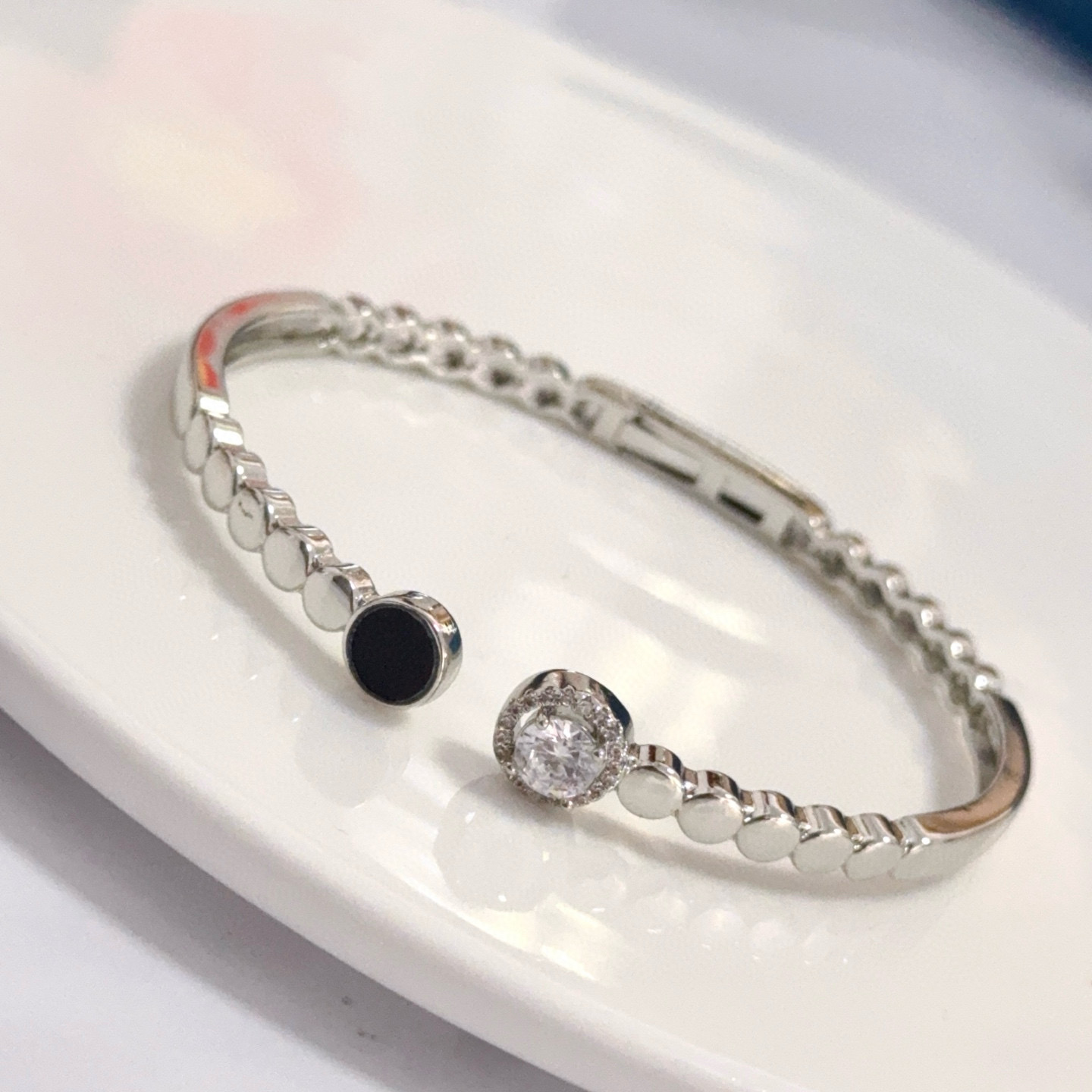 💰135    Piaget伯爵手镯 高端定制版本 镶嵌钻工艺 ，V金材质 ，细节处尽显奢华。金属质感与纹理相互映衬，光线之下，熠熠生辉，体现了奢华与典雅的气质。无论是商务场合还是甜蜜约会都能凸显精致和优雅~上手都太美了，绝对是你的梦中情镯。