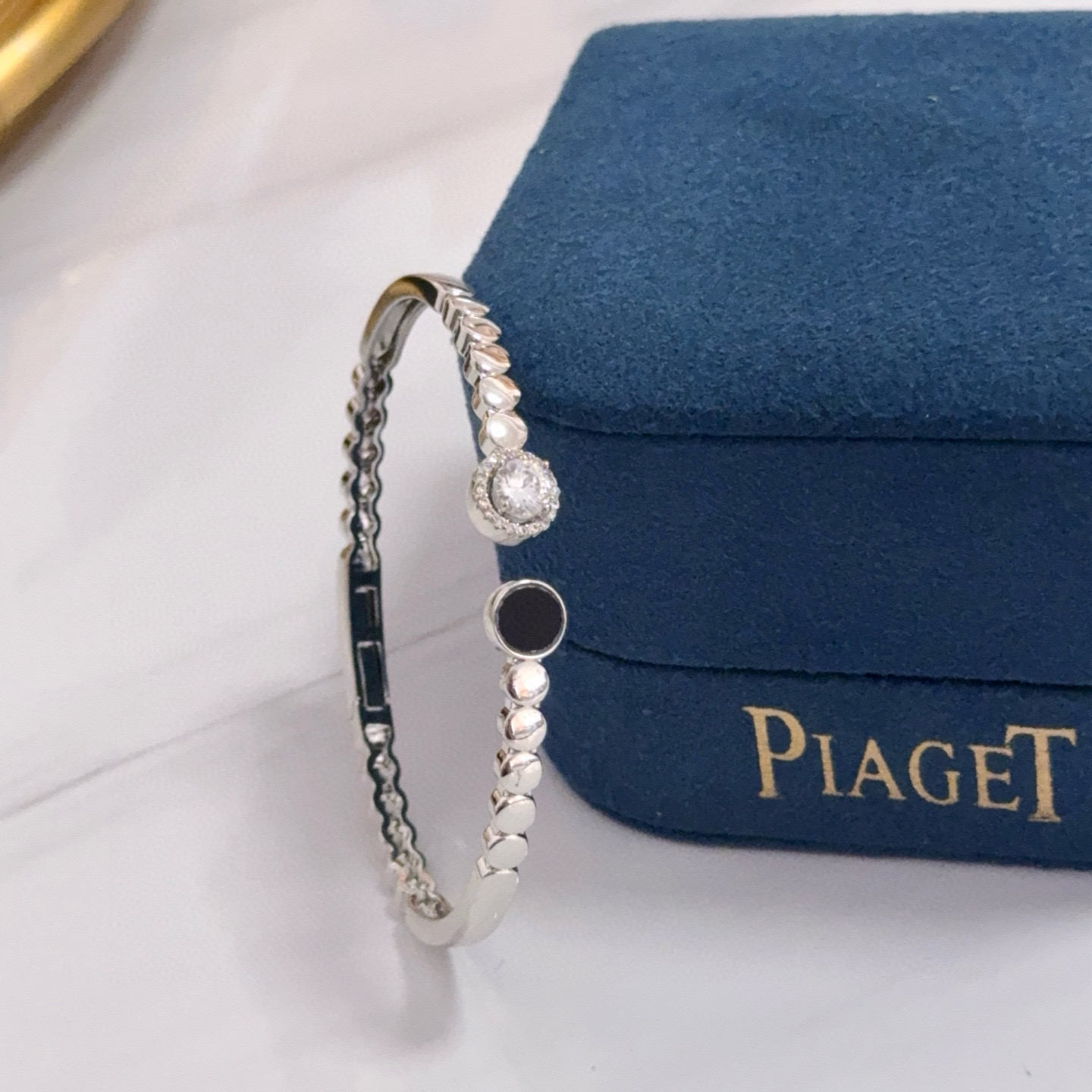 💰135    Piaget伯爵手镯 高端定制版本 镶嵌钻工艺 ，V金材质 ，细节处尽显奢华。金属质感与纹理相互映衬，光线之下，熠熠生辉，体现了奢华与典雅的气质。无论是商务场合还是甜蜜约会都能凸显精致和优雅~上手都太美了，绝对是你的梦中情镯。