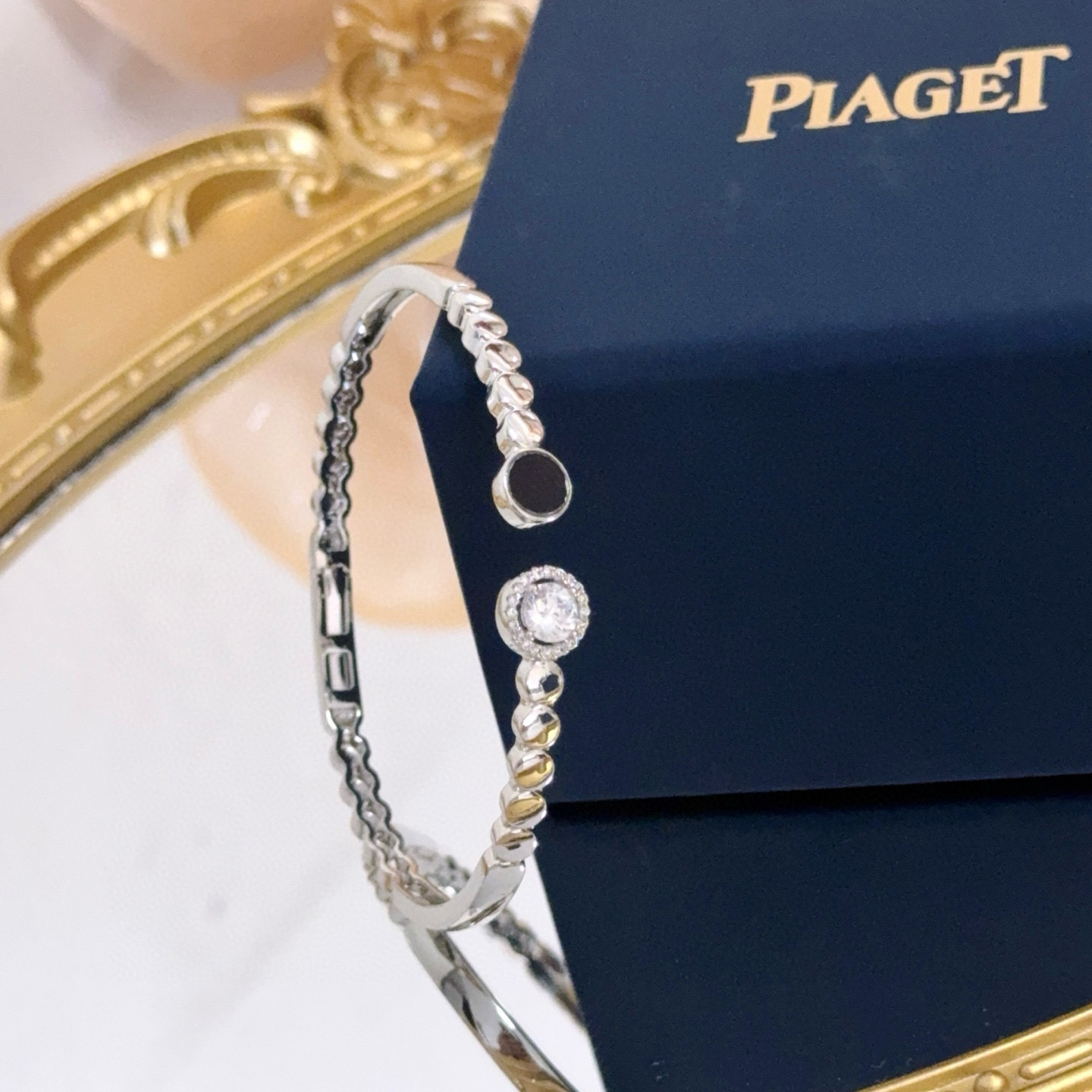 💰135    Piaget伯爵手镯 高端定制版本 镶嵌钻工艺 ，V金材质 ，细节处尽显奢华。金属质感与纹理相互映衬，光线之下，熠熠生辉，体现了奢华与典雅的气质。无论是商务场合还是甜蜜约会都能凸显精致和优雅~上手都太美了，绝对是你的梦中情镯。