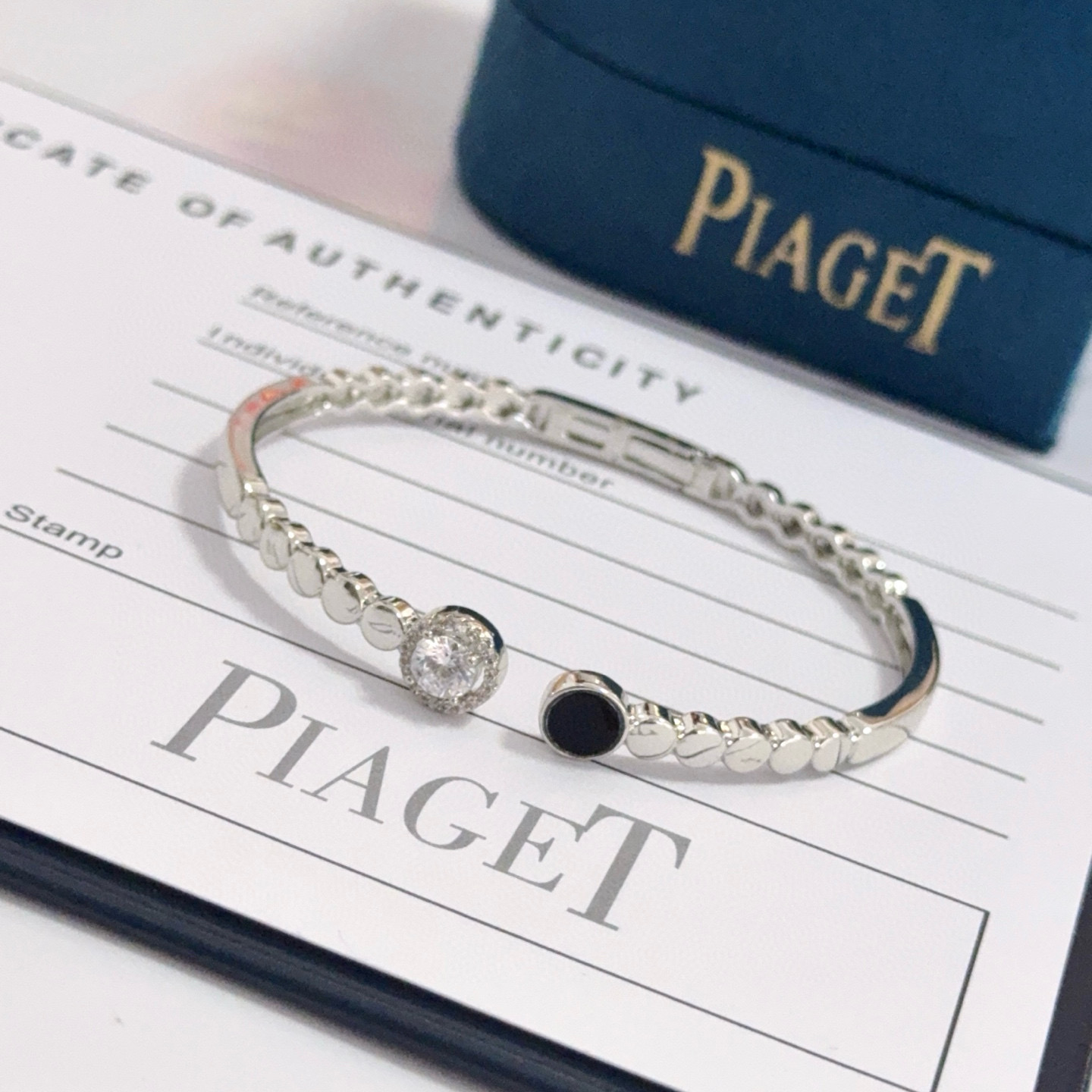 💰135    Piaget伯爵手镯 高端定制版本 镶嵌钻工艺 ，V金材质 ，细节处尽显奢华。金属质感与纹理相互映衬，光线之下，熠熠生辉，体现了奢华与典雅的气质。无论是商务场合还是甜蜜约会都能凸显精致和优雅~上手都太美了，绝对是你的梦中情镯。