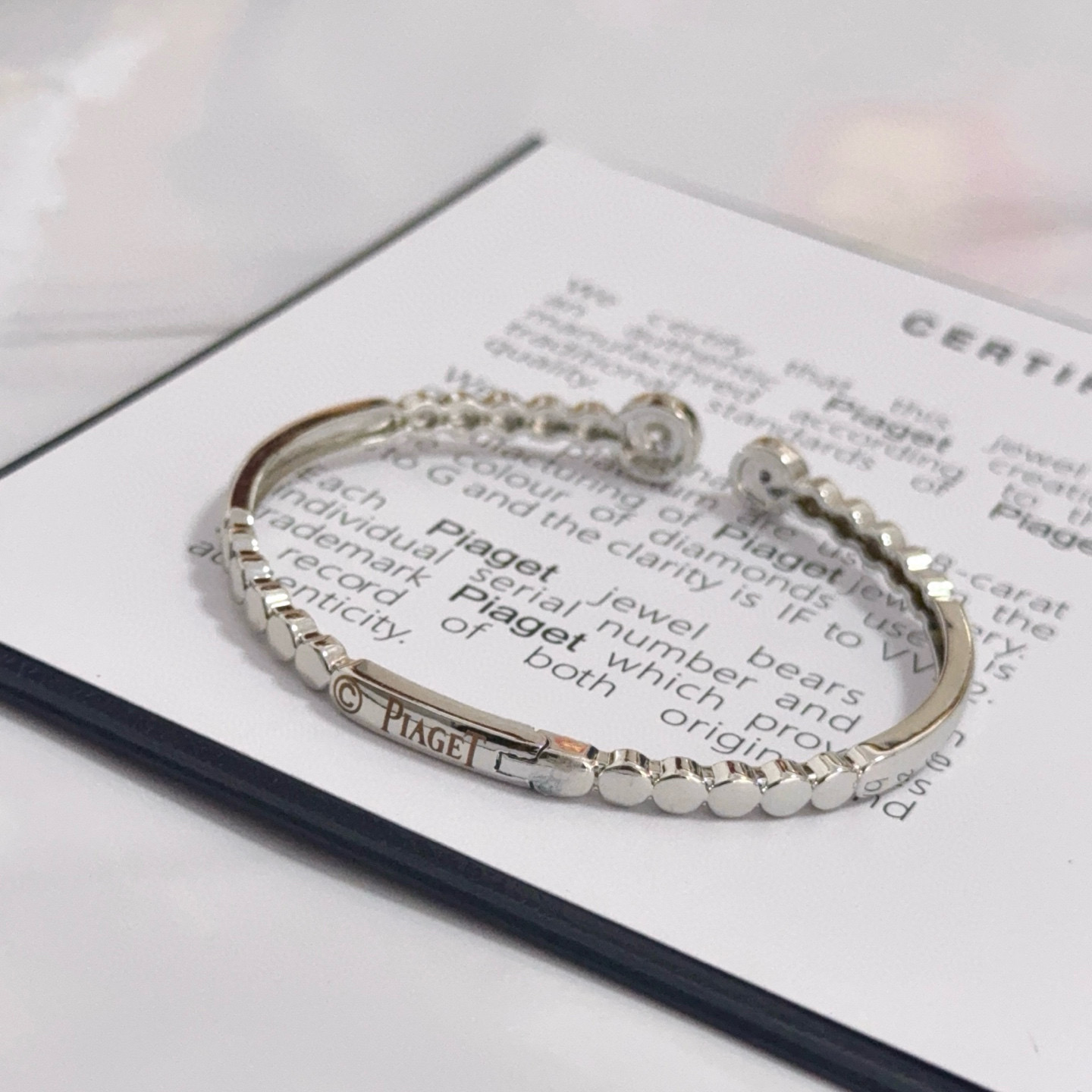 💰135    Piaget伯爵手镯 高端定制版本 镶嵌钻工艺 ，V金材质 ，细节处尽显奢华。金属质感与纹理相互映衬，光线之下，熠熠生辉，体现了奢华与典雅的气质。无论是商务场合还是甜蜜约会都能凸显精致和优雅~上手都太美了，绝对是你的梦中情镯。