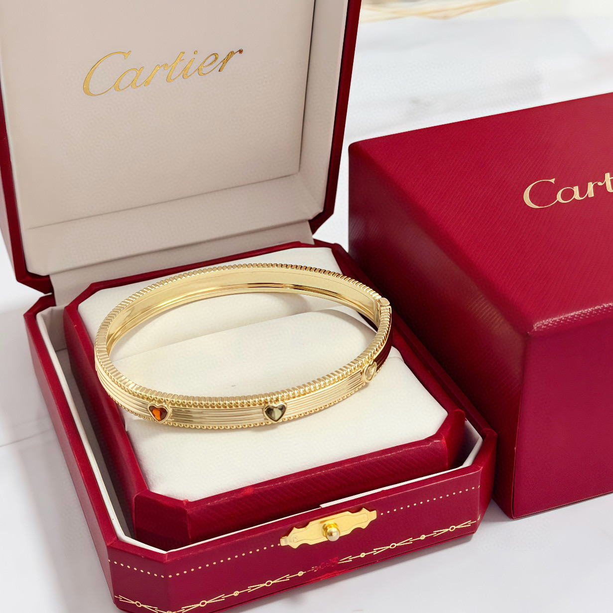 NO:641543,Cartier diamond-encrusted bracelet, high-end customized version, diamond-encrusted craftsmanship, V gold material, classic and fashionable style, reconstruct the aesthetics of love with sharp lines!  Breaking the rules, the diamond-encrusted design actually achieves the ceiling of high-end sense - no need for flashy accumulation, love should be as pure as ever. Cartier is loved by many celebrities and Internet celebrities. The Leopard series bracelet is absolutely an eternal classic, and it is not limited to men and women, and there is no age limit!  Wear it and you will be the center of attention!  , jewelry boutique, cartier, bracelet19860909卡地亚镶钻手镯 高端定制版本 镶嵌钻工艺 V金材质 经典而时尚风格 用凌厉线条重构爱情美学！打破常规,镶嵌钻设计反而成就高级感天花板——无需浮华堆砌,爱本应纯粹如初 卡地亚受众多明星网红的爱戴 豹子系列手镯 绝对是永恒经典 而且男女不限 年龄不限 ！戴上它你就是焦点！,饰品精品,cartier,bracelet,Jewelry