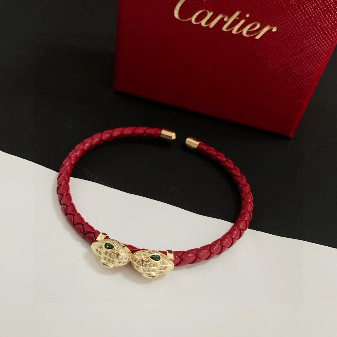 NO:641545,Cartier leopard scalp rope bracelet, high-end customized version, diamond-encrusted craftsmanship, V gold material, classic and fashionable style, reconstruct the aesthetics of love with sharp lines!  Breaking the rules, the diamond-encrusted design actually achieves the ceiling of high-end sense - no need for flashy accumulation, love should be as pure as ever. Cartier is loved by many celebrities and Internet celebrities. The Leopard series bracelet is absolutely an eternal classic, and it is not limited to men and women, and there is no age limit!  Wear it and you will be the center of attention!  , jewelry boutique, cartier, bracelet19860909卡地亚豹头皮绳手镯 高端定制版本 镶嵌钻工艺 V金材质 经典而时尚风格 用凌厉线条重构爱情美学！打破常规,镶嵌钻设计反而成就高级感天花板——无需浮华堆砌,爱本应纯粹如初 卡地亚受众多明星网红的爱戴 豹子系列手镯 绝对是永恒经典 而且男女不限 年龄不限 ！戴上它你就是焦点！,饰品精品,cartier,bracelet,Jewelry