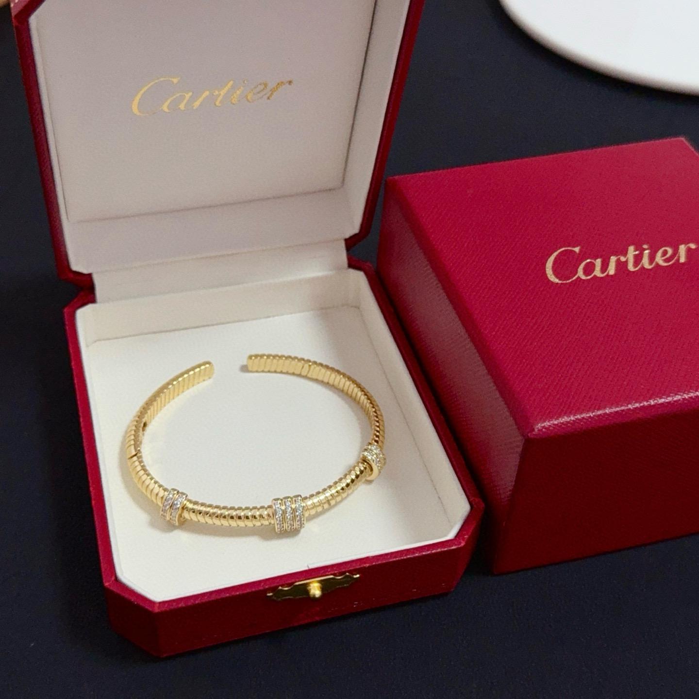 NO:641547,Cartier diamond-encrusted bracelet, high-end customized version, diamond-encrusted craftsmanship, V gold material, classic and fashionable style, reconstruct the aesthetics of love with sharp lines!  Breaking the rules, the diamond-encrusted design actually achieves the ceiling of high-end sense - no need for flashy accumulation, love should be as pure as ever. Cartier is loved by many celebrities and Internet celebrities. The Leopard series bracelet is absolutely an eternal classic, and it is not limited to men and women, and there is no age limit!  Wear it and you will be the center of attention!  , jewelry boutique, cartier, bracelet19860909卡地亚镶钻手镯 高端定制版本 镶嵌钻工艺 V金材质 经典而时尚风格 用凌厉线条重构爱情美学！打破常规,镶嵌钻设计反而成就高级感天花板——无需浮华堆砌,爱本应纯粹如初 卡地亚受众多明星网红的爱戴 豹子系列手镯 绝对是永恒经典 而且男女不限 年龄不限 ！戴上它你就是焦点！,饰品精品,cartier,bracelet,Jewelry