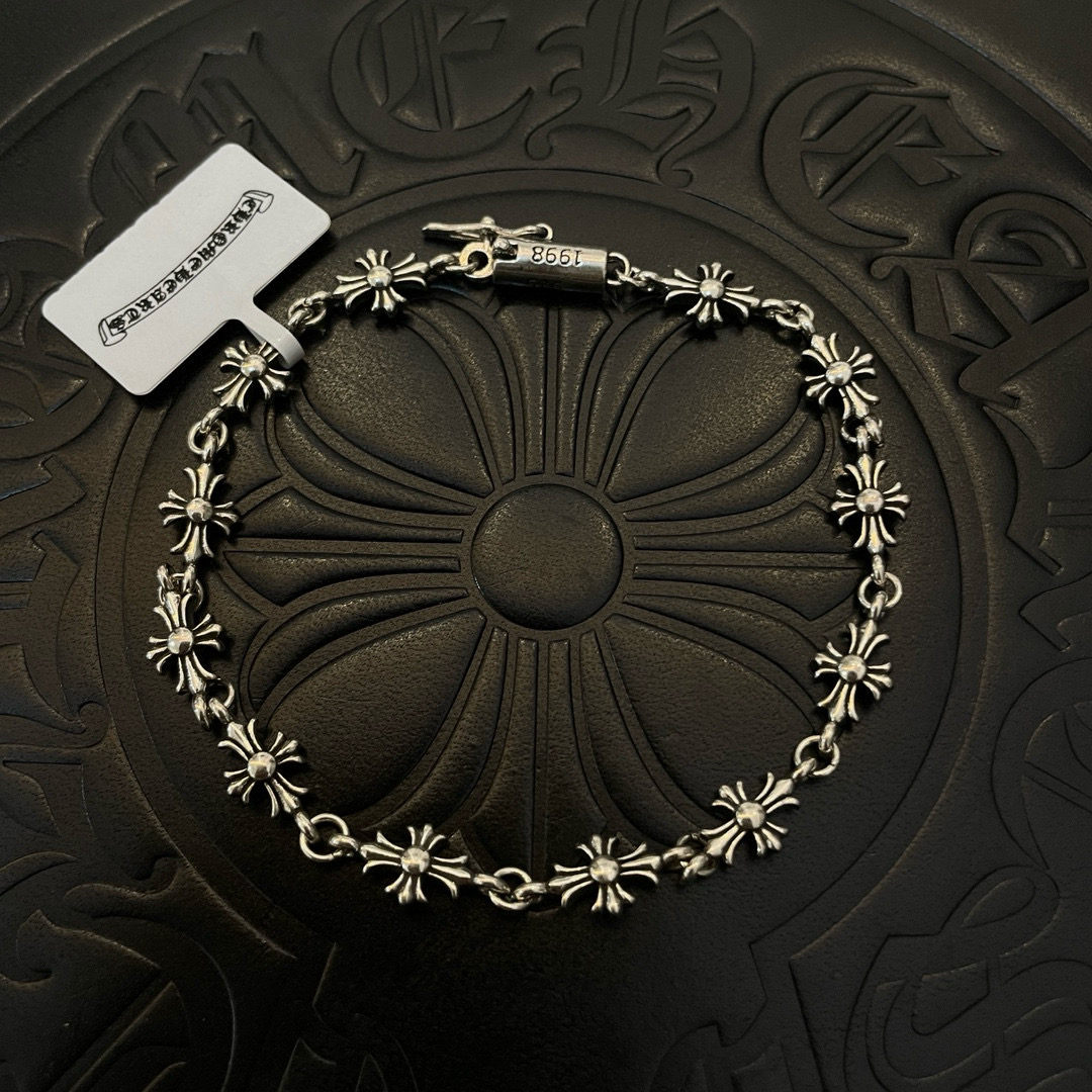 NO:641265,New [counter quality] Chrome Hearts Classic retro cross bracelet. Concave and convex shapes with different pattern design styles, showing a distinctive cross. The Scout flower is the symbol of Chrome Hearts, so it is more durable. Genuine patterned Chrome Hearts distinguishes the ordinary light version in the market. Check the quality of the version. Look at the printing details. The degree of retro gray oxidation. Seiko version!  !  !  Purely handmade ~ Authentic open mold fashion essentials. Can be worn by both men and women. Same style for couples. Official website original. Rock punk Thai silver style. Retro elements. Trendy and versatile!  , jewelry boutique, chrome hearts, chrome hearts, bracelet19860909新款【专柜品质】Chrome Hearts克罗心 经典复古十字架手链 凹凸造型不同的花纹设计风格 呈现出与众不同 十字架 童军花是克罗心的志 所以更经久不衰 正品打版Chrome Hearts克罗心 区别市场普通轻版 对版对标品质 看字印细节 复古做旧灰氧程度.精工版本！！！ 纯手工打造 ～正品开模潮流时尚必备 男女均可佩戴 情侣同款 官网原版 摇滚朋克泰银风格 复古元素 潮流百搭！,饰品精品,chrome hearts,chrome hearts,bracelet,Jewelry