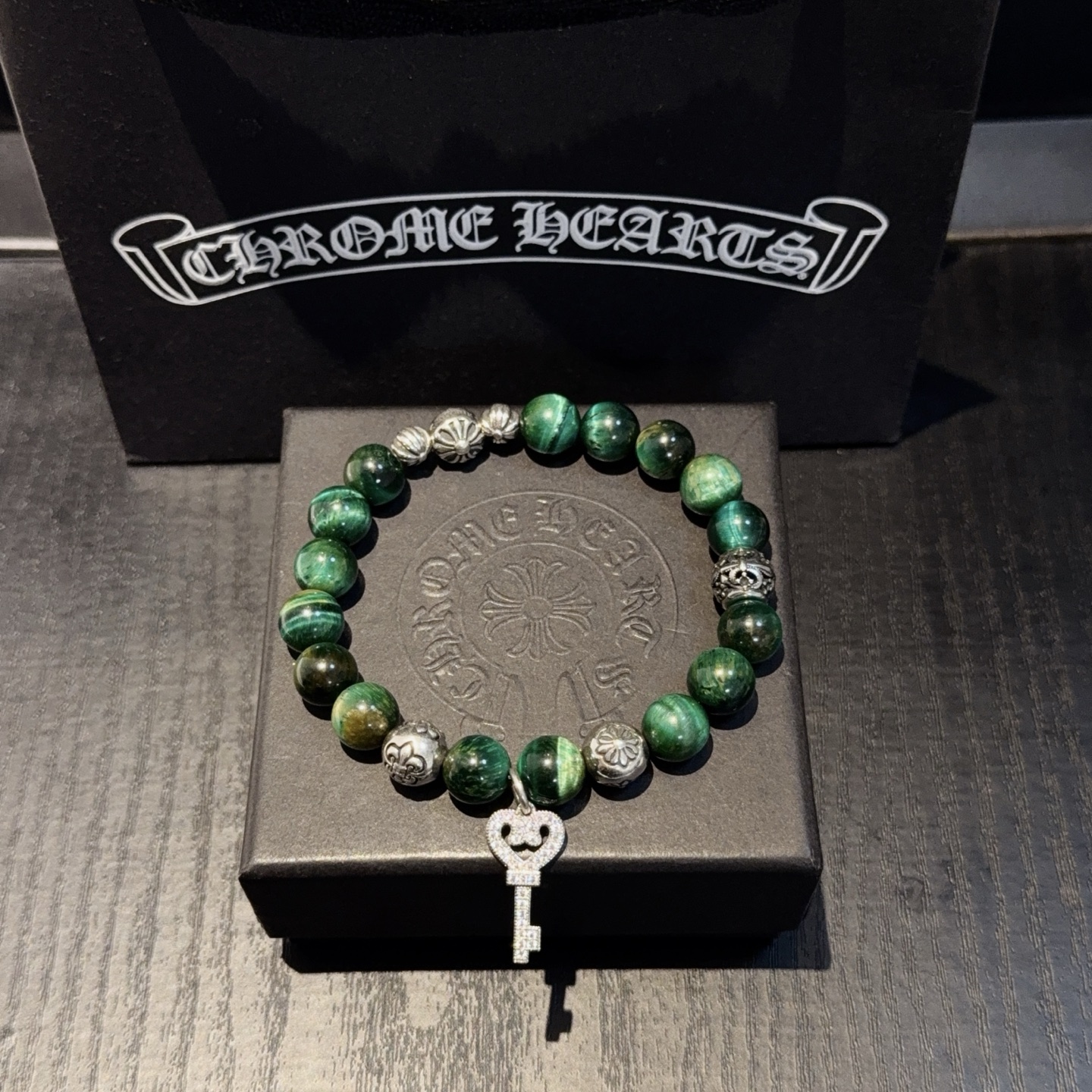 NO:641288,Batch of new [counter quality] Chrome Hearts classic retro multi-element green tiger eye bracelet bracelet, concave and convex shapes with different pattern design styles, showing a distinctive cross. The Scout flower is the symbol of Chrome Hearts, so it is more durable. Genuine patterned Chrome Hearts distinguishes the ordinary light version in the market. Match the version and benchmark quality. Look at the printing details. The degree of retro ash oxidation. Seiko version!  !  !  Purely handmade ~ Authentic open mold fashion essentials. Can be worn by both men and women. Same style for couples. Official website original. Rock punk Thai silver style. Retro elements. Trendy and versatile!  , jewelry boutique, chrome hearts, chrome hearts, bracelet19860909批 新款【专柜品质】Chrome Hearts克罗心经典复古多元素绿虎眼手链手串,凹凸造型不同的花纹设计风格 呈现出与众不同 十字架 童军花是克罗心的志 所以更经久不衰 正品打版Chrome Hearts克罗心 区别市场普通轻版 对版对标品质 看字印细节 复古做旧灰氧程度.精工版本！！！ 纯手工打造 ～正品开模潮流时尚必备 男女均可佩戴 情侣同款 官网原版 摇滚朋克泰银风格 复古元素 潮流百搭！,饰品精品,chrome hearts,chrome hearts,bracelet,Jewelry