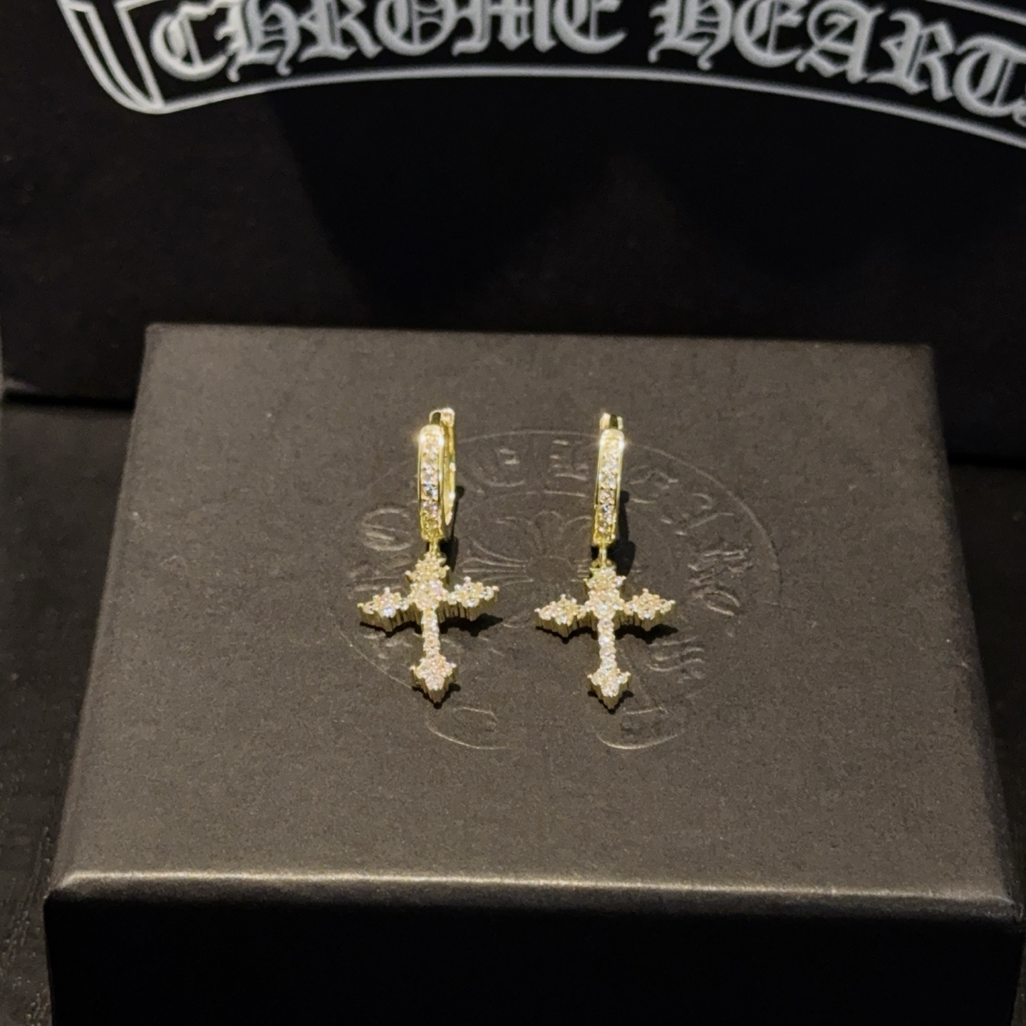 NO:641248,New [counter quality] Chrome Hearts cross earrings, with different concave and convex shapes, the design style is unique. The cross scout flower is the symbol of Chrome Hearts, so it is more durable. Genuine pattern-printed Chrome Hearts are different from the ordinary light version in the market. Match the version and standard quality. Look at the printing details, the degree of retro gray oxidation. Seiko version!  , jewelry boutique, chrome hearts, chrome hearts, earrings19860909新款【专柜品质】克罗心十字架耳环,凹凸造型不同的花纹,设计风格呈现出与众不同 十字架童军花是克罗心的标志 所以更经久不衰 正品打版Chrome Hearts克罗心 区别市场普通轻版 对版对标品质 看字印细节 复古做旧灰氧程度.精工版本！,饰品精品,chrome hearts,chrome hearts,earrings,Jewelry