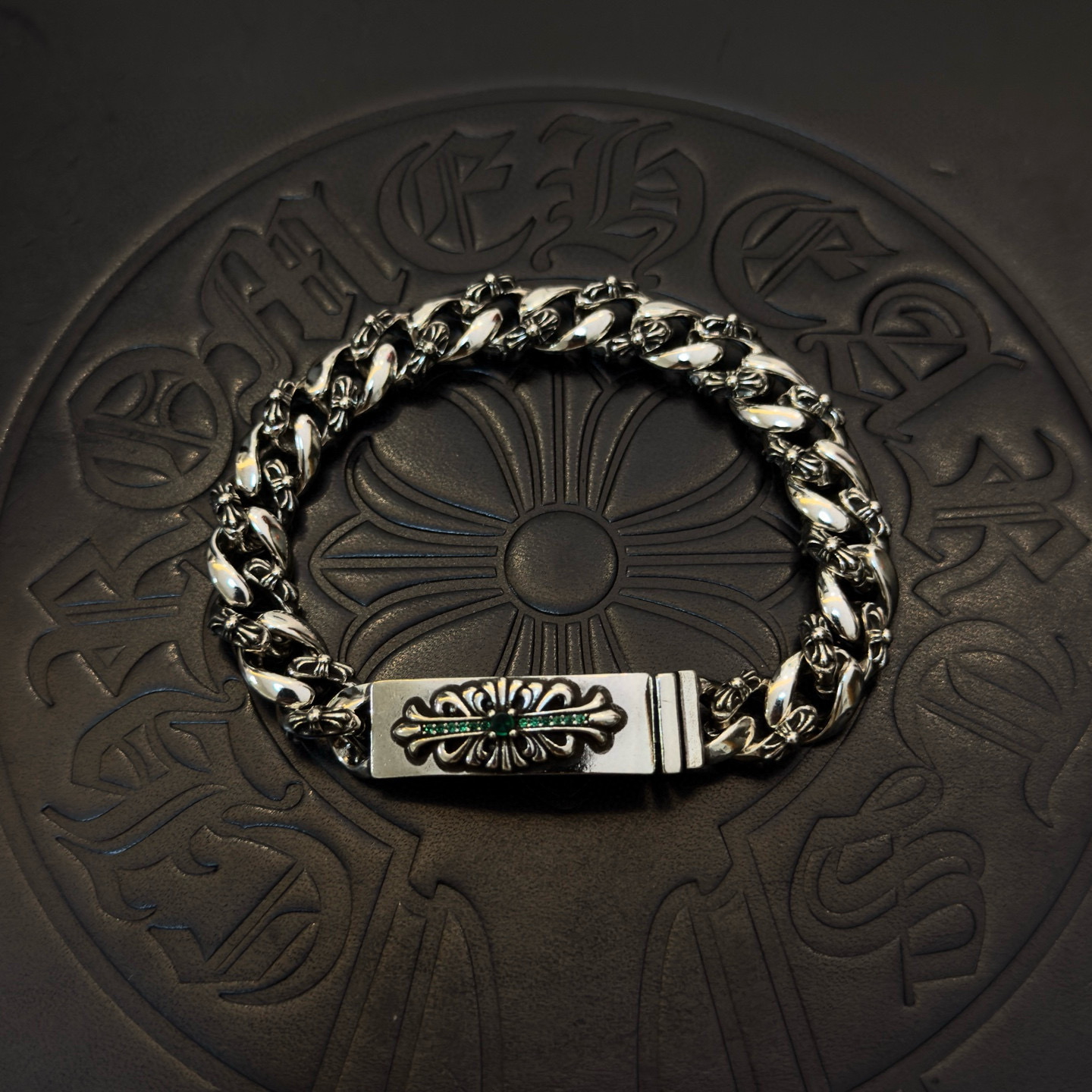 NO:641356,New [counter quality] Chrome Hearts Classic Retro Green Diamond Cross Flower Half Flower Cuban Bracelet, the original concave and convex shapes have different pattern design styles, showing a distinctive cross and the Scout flower is the symbol of Chrome Hearts, so it is more durable. Genuine pattern-printed Chrome Hearts distinguishes the ordinary light version in the market. Check the quality of the version. Look at the printing details, the degree of retro ash oxidation. Seiko version!  !  !  Purely handmade ~ Authentic open mold fashion essentials. Can be worn by both men and women. Same style for couples. Official website original. Rock punk Thai silver style. Retro elements. Trendy and versatile!  , jewelry boutique, chrome hearts, chrome hearts, bracelet19860909新款【专柜品质】Chrome Hearts克罗心经典复古绿钻十字花半花古巴手链,原图凹凸造型不同的花纹设计风格 呈现出与众不同 十字架 童军花是克罗心的志 所以更经久不衰 正品打版Chrome Hearts克罗心 区别市场普通轻版 对版对标品质 看字印细节 复古做旧灰氧程度.精工版本！！！ 纯手工打造 ～正品开模潮流时尚必备 男女均可佩戴 情侣同款 官网原版 摇滚朋克泰银风格 复古元素 潮流百搭！,饰品精品,chrome hearts,chrome hearts,bracelet,Jewelry