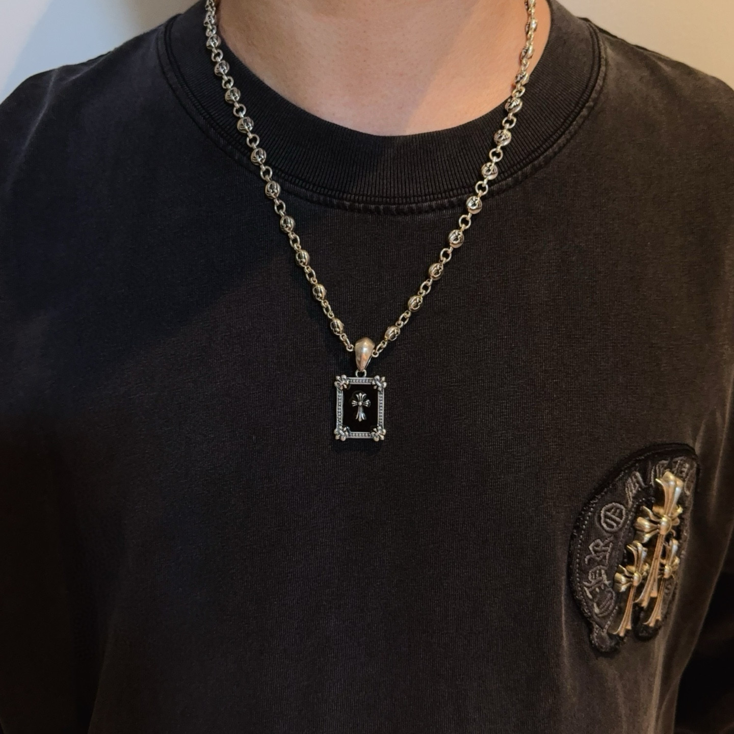 NO:641362,[Counter quality] Chrome Hearts retro necklace, square cross pendant, different concave and convex shapes, different pattern design styles, showing a distinctive cross, Scout flower is the symbol of Chrome Hearts, so it is more durable. Genuine pattern-printed Chrome Hearts distinguishes the ordinary light version in the market. Match the standard quality. Look at the printing details, the degree of retro gray oxidation. Seiko version!  !  !  Purely handmade ~ Authentic open mold fashion essentials. Can be worn by both men and women. Same style for couples. Official website original. Rock punk Thai silver style. Retro elements. Trendy and versatile!  , jewelry boutique, chrome hearts, chrome hearts, necklace19860909【专柜品质】Chrome Hearts克罗心复古项链 方牌十字架吊坠 凹凸造型不同的花纹设计风格 呈现出与众不同 十字架 童军花是克罗心的志 所以更经久不衰 正品打版Chrome Hearts克罗心 区别市场普通轻版 对版对标品质 看字印细节 复古做旧灰氧程度.精工版本！！！ 纯手工打造 ～正品开模潮流时尚必备 男女均可佩戴 情侣同款 官网原版 摇滚朋克泰银风格 复古元素 潮流百搭！,饰品精品,chrome hearts,chrome hearts,necklace,Jewelry