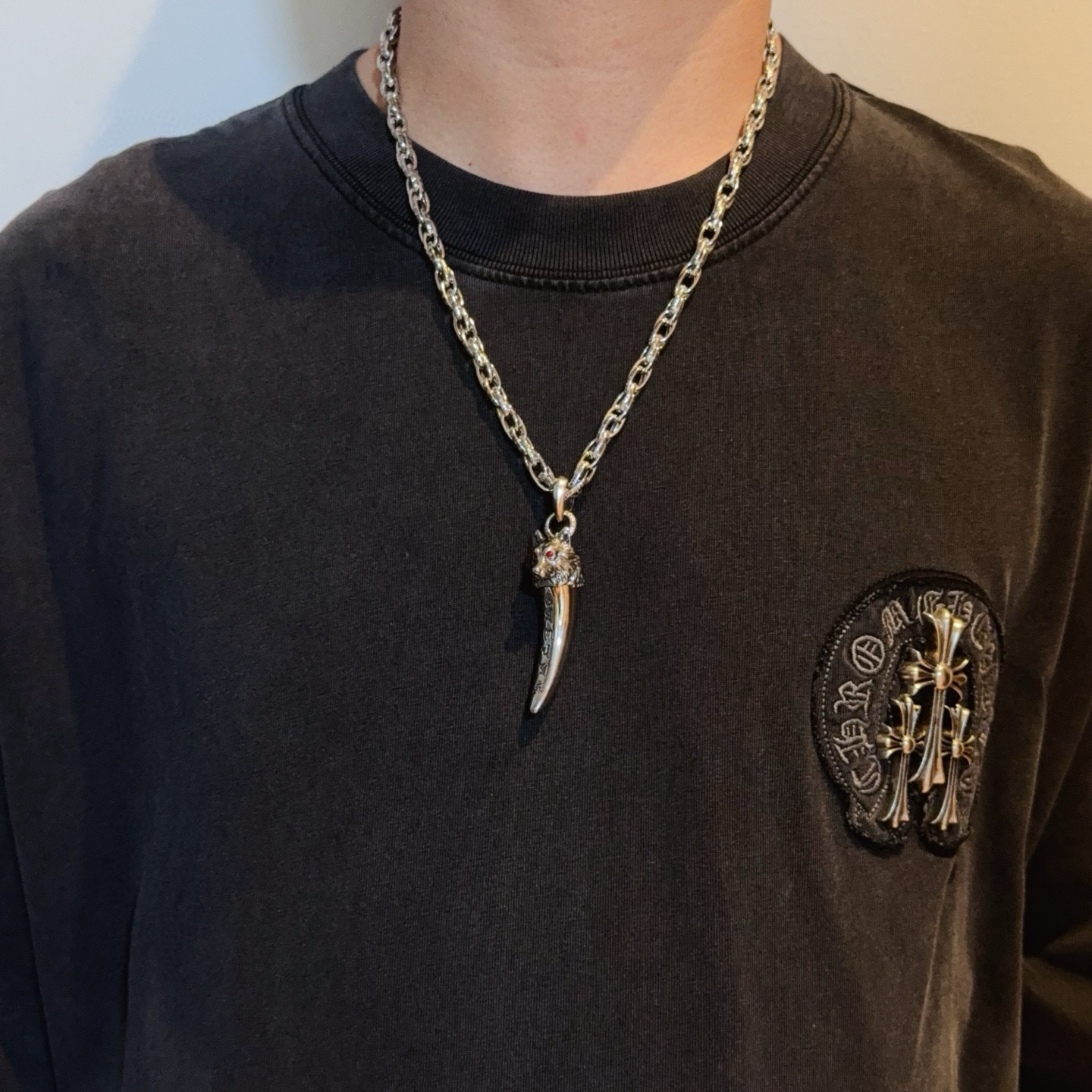 NO:641368,New [counter quality] Chrome Hearts classic retro letter necklace, wolf head pendant. Different pattern design styles with concave and convex shapes, showing a distinctive cross. The Scout flower is the symbol of Chrome Hearts, so it is more durable. Genuine pattern-printed Chrome Hearts distinguishes the ordinary light version in the market. Match the version and standard quality. Look at the printing details. The degree of retro gray oxidation. Seiko version!  !  !  Purely handmade ~ Authentic open mold fashion essentials. Can be worn by both men and women. Same style for couples. Official website original. Rock punk Thai silver style. Retro elements. Trendy and versatile!  , jewelry boutique, chrome hearts, chrome hearts, necklace19860909新款【专柜品质】Chrome Hearts克罗心经典复古字母项链,狼头吊坠 凹凸造型不同的花纹设计风格 呈现出与众不同 十字架 童军花是克罗心的志 所以更经久不衰 正品打版Chrome Hearts克罗心 区别市场普通轻版 对版对标品质 看字印细节 复古做旧灰氧程度.精工版本！！！ 纯手工打造 ～正品开模潮流时尚必备 男女均可佩戴 情侣同款 官网原版 摇滚朋克泰银风格 复古元素 潮流百搭！,饰品精品,chrome hearts,chrome hearts,necklace,Jewelry