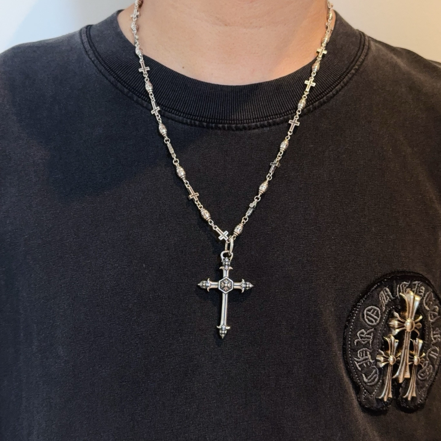 NO:641380,New [counter quality] Chrome Hearts classic retro cross necklace, cross plus pendant, different pattern design styles with concave and convex shapes, showing a distinctive cross and Scout flower is the symbol of Chrome Hearts, so it is more durable. Genuine pattern-printed Chrome Hearts distinguishes the ordinary light version in the market. Match the version and standard quality. Look at the printing details, the degree of retro gray oxidation. Seiko version!  !  !  Purely handmade ~ Authentic open mold fashion essentials. Can be worn by both men and women. Same style for couples. Official website original. Rock punk Thai silver style. Retro elements. Trendy and versatile!  , jewelry boutique, chrome hearts, chrome hearts, necklace19860909新款【专柜品质】Chrome Hearts克罗心经典复古十字架项链,十字加吊坠 凹凸造型不同的花纹设计风格 呈现出与众不同 十字架 童军花是克罗心的志 所以更经久不衰 正品打版Chrome Hearts克罗心 区别市场普通轻版 对版对标品质 看字印细节 复古做旧灰氧程度.精工版本！！！ 纯手工打造 ～正品开模潮流时尚必备 男女均可佩戴 情侣同款 官网原版 摇滚朋克泰银风格 复古元素 潮流百搭！,饰品精品,chrome hearts,chrome hearts,necklace,Jewelry