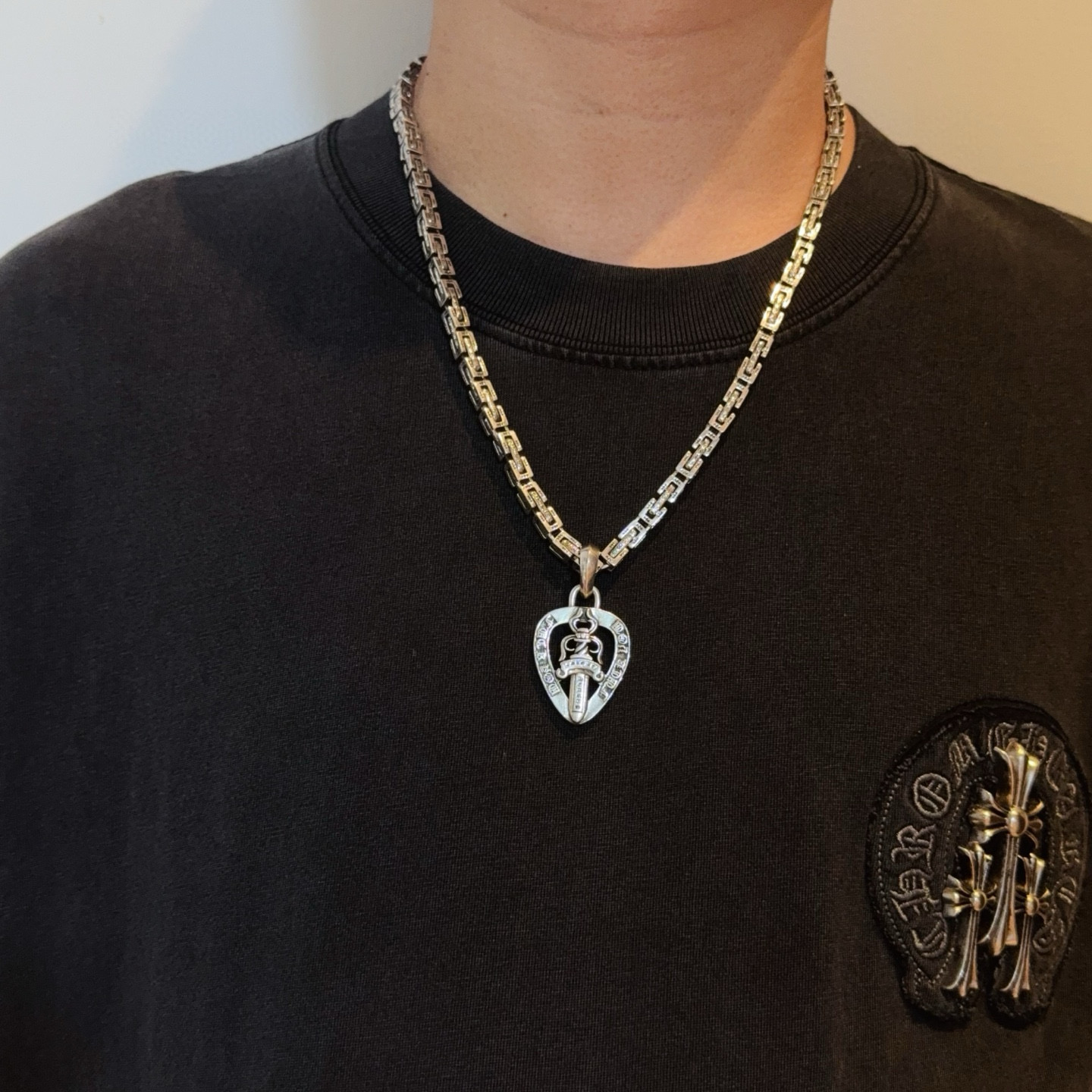 NO:641340,New [counter quality] Chrome Hearts classic retro thick buckle Crusader necklace, heart-shaped sword pendant. Concave and convex shapes with different pattern design styles, showing a distinctive cross. The Scout flower is the symbol of Chrome Hearts, so it is more durable. Genuine pattern-printed Chrome Hearts distinguishes the ordinary light version in the market. Match the version and benchmark quality. Look at the printing details. The degree of retro gray oxidation. Seiko version!  !  !  Purely handmade ~ Authentic open mold fashion essentials. Can be worn by both men and women. Same style for couples. Official website original. Rock punk Thai silver style. Retro elements. Trendy and versatile!  , jewelry boutique, chrome hearts, chrome hearts, necklace19860909新款【专柜品质】Chrome Hearts克罗心经典复古粗扣十字军项链,心型宝剑吊坠 凹凸造型不同的花纹设计风格 呈现出与众不同 十字架 童军花是克罗心的志 所以更经久不衰 正品打版Chrome Hearts克罗心 区别市场普通轻版 对版对标品质 看字印细节 复古做旧灰氧程度.精工版本！！！ 纯手工打造 ～正品开模潮流时尚必备 男女均可佩戴 情侣同款 官网原版 摇滚朋克泰银风格 复古元素 潮流百搭！,饰品精品,chrome hearts,chrome hearts,necklace,Jewelry