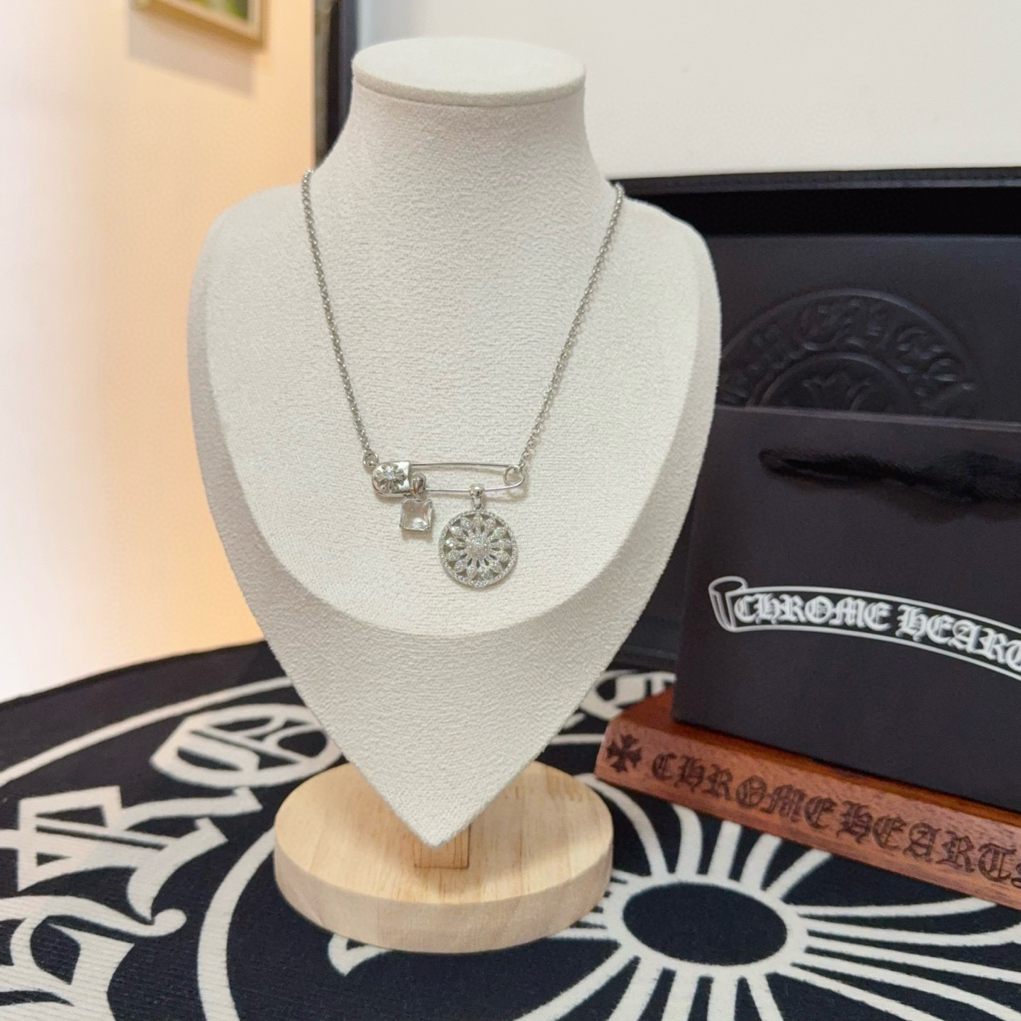 NO:641345,New [Counter Quality] Chrome Hearts Chrome Hearts Pin White Diamond Sunflower Necklace, the concave and convex shapes have different pattern design styles that are unique. The cross scout flower is the symbol of Chrome Hearts, so it is more durable. Genuine pattern-printed Chrome Hearts distinguishes the ordinary light version in the market. Match the version and benchmark quality. Look at the printing details, the degree of retro gray oxidation. Seiko version!  , jewelry boutique, chrome hearts, chrome hearts, necklace19860909新款【专柜品质】Chrome Hearts克罗心别针白钻大阳花项链,凹凸造型不同的花纹设计风格呈现出与众不同 十字架童军花是克罗心的标志 所以更经久不衰 正品打版Chrome Hearts克罗心 区别市场普通轻版 对版对标品质 看字印细节 复古做旧灰氧程度.精工版本！,饰品精品,chrome hearts,chrome hearts,necklace,Jewelry