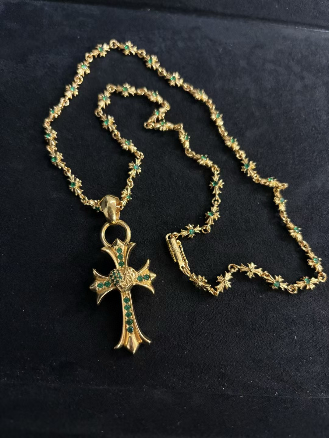 NO:641357,[Counter quality] Chrome Hearts Classic Gold Cross Pendant Necklace. The concave and convex shapes have different pattern design styles, showing a distinctive cross. The Scout flower is the symbol of Chrome Hearts, so it is more durable. Genuine pattern-printed Chrome Hearts distinguishes the ordinary light version in the market. Match the standard quality. Look at the printing details. The degree of retro gray oxidation. Seiko version!  !  !  Purely handmade ~ Authentic open mold fashion essentials. Can be worn by both men and women. Same style for couples. Official website original. Rock punk Thai silver style. Retro elements. Trendy and versatile!  , jewelry boutique, chrome hearts, chrome hearts, necklace19860909【专柜品质】Chrome Hearts克罗心经典金色十字架吊坠项链 凹凸造型不同的花纹设计风格 呈现出与众不同 十字架 童军花是克罗心的志 所以更经久不衰 正品打版Chrome Hearts克罗心 区别市场普通轻版 对版对标品质 看字印细节 复古做旧灰氧程度.精工版本！！！ 纯手工打造 ～正品开模潮流时尚必备 男女均可佩戴 情侣同款 官网原版 摇滚朋克泰银风格 复古元素 潮流百搭！,饰品精品,chrome hearts,chrome hearts,necklace,Jewelry