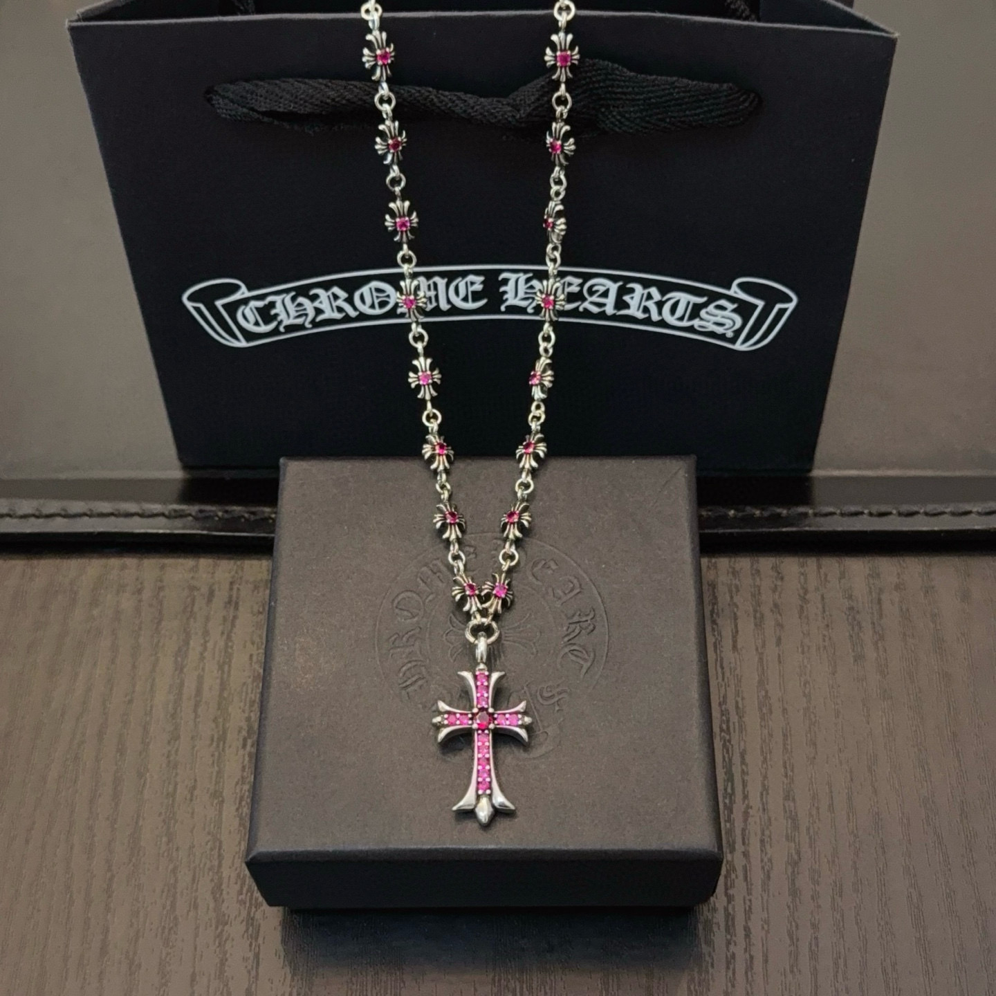 NO:641381,New [Counter Quality] Chrome Hearts Classic Retro Pink Diamond Cross Integrated Chain. Concave and convex shapes with different pattern design styles, showing a distinctive cross. The Scout flower is the symbol of Chrome Hearts, so it is more durable. Genuine pattern-printed Chrome Hearts distinguishes the ordinary light version in the market. Check the quality of the version. Look at the printing details. The degree of retro gray oxidation. Seiko version!  !  !  Purely handmade ~ Authentic open mold fashion essentials. Can be worn by both men and women. Same style for couples. Official website original. Rock punk Thai silver style. Retro elements. Trendy and versatile!  , jewelry boutique, chrome hearts, chrome hearts19860909新款【专柜品质】Chrome Hearts克罗心经典复古粉钻十字架一体链 凹凸造型不同的花纹设计风格 呈现出与众不同 十字架 童军花是克罗心的志 所以更经久不衰 正品打版Chrome Hearts克罗心 区别市场普通轻版 对版对标品质 看字印细节 复古做旧灰氧程度.精工版本！！！ 纯手工打造 ～正品开模潮流时尚必备 男女均可佩戴 情侣同款 官网原版 摇滚朋克泰银风格 复古元素 潮流百搭！,饰品精品,chrome hearts,chrome hearts,Jewelry