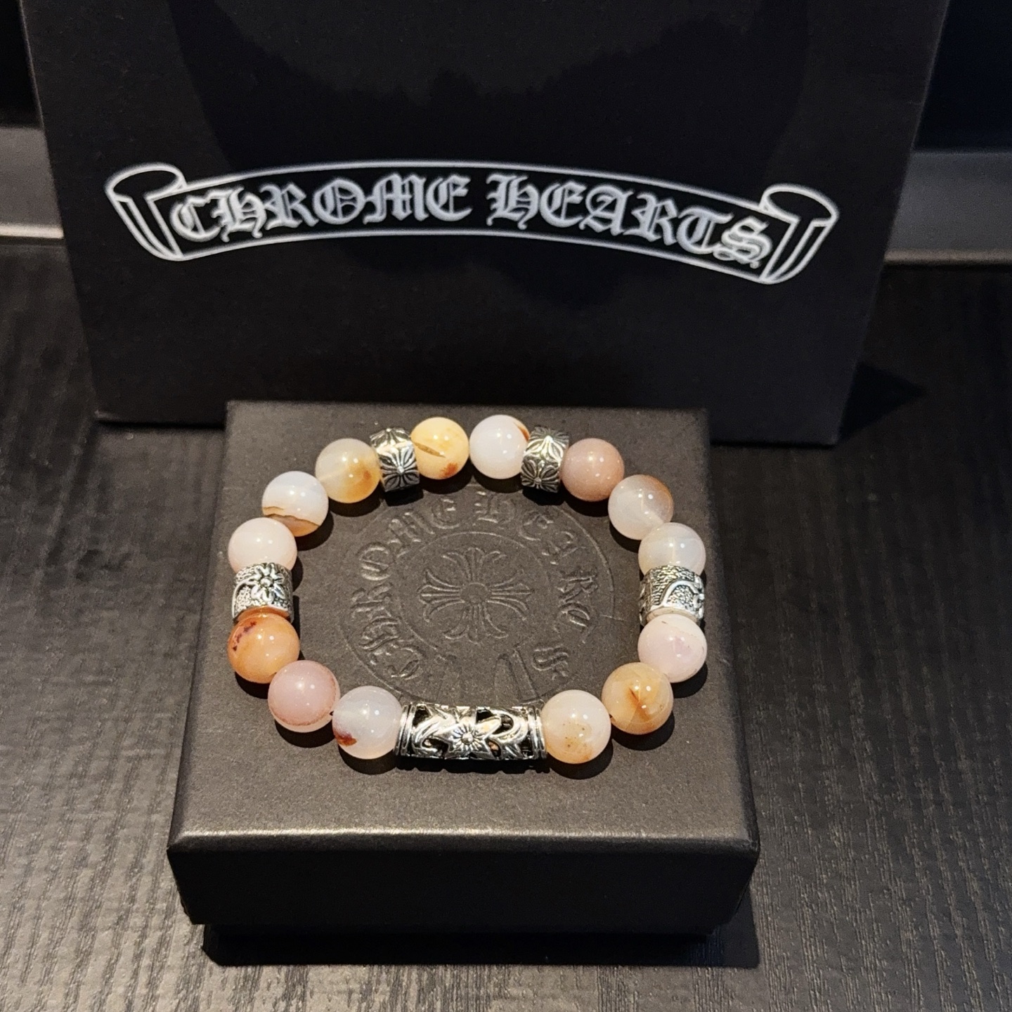 NO:641352,Batch of new [counter quality] Chrome Hearts classic retro multi-element bracelets, concave and convex shapes with different pattern design styles, showing a distinctive cross. The Scout flower is the symbol of Chrome Hearts, so it is more durable. Genuine pattern-printed Chrome Hearts distinguishes the ordinary light version in the market. Match the version and standard quality. Look at the printing details, the degree of retro gray oxidation. Seiko version!  !  !  Purely handmade ~ Authentic open mold fashion essentials. Can be worn by both men and women. Same style for couples. Official website original. Rock punk Thai silver style. Retro elements. Trendy and versatile!  , jewelry boutique, chrome hearts, chrome hearts, bracelet19860909批 新款【专柜品质】Chrome Hearts克罗心经典复古多元素手链手串,凹凸造型不同的花纹设计风格 呈现出与众不同 十字架 童军花是克罗心的志 所以更经久不衰 正品打版Chrome Hearts克罗心 区别市场普通轻版 对版对标品质 看字印细节 复古做旧灰氧程度.精工版本！！！ 纯手工打造 ～正品开模潮流时尚必备 男女均可佩戴 情侣同款 官网原版 摇滚朋克泰银风格 复古元素 潮流百搭！,饰品精品,chrome hearts,chrome hearts,bracelet,Jewelry