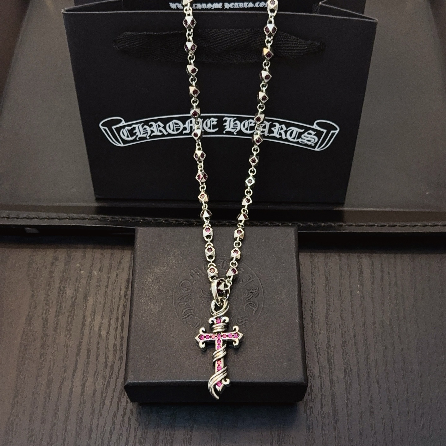 NO:641358,New [counter quality] Chrome Hearts Pink Diamond Necklace, Pink Diamond Cross Pendant. The concave and convex shapes have different pattern design styles, showing a distinctive cross. The Scout flower is the symbol of Chrome Hearts, so it is more durable. Genuine pattern-printed Chrome Hearts distinguishes the ordinary light version in the market. Check the quality of the version. Look at the printing details. The degree of retro gray oxidation. Seiko version!  !  !  Purely handmade ~ Authentic open mold fashion essentials. Can be worn by both men and women. Same style for couples. Official website original. Rock punk Thai silver style. Retro elements. Trendy and versatile!  , jewelry boutique, chrome hearts, chrome hearts, necklace19860909新款【专柜品质】Chrome Hearts克罗心粉钻项链,粉钻十字架吊坠 凹凸造型不同的花纹设计风格 呈现出与众不同 十字架 童军花是克罗心的志 所以更经久不衰 正品打版Chrome Hearts克罗心 区别市场普通轻版 对版对标品质 看字印细节 复古做旧灰氧程度.精工版本！！！ 纯手工打造 ～正品开模潮流时尚必备 男女均可佩戴 情侣同款 官网原版 摇滚朋克泰银风格 复古元素 潮流百搭！,饰品精品,chrome hearts,chrome hearts,necklace,Jewelry