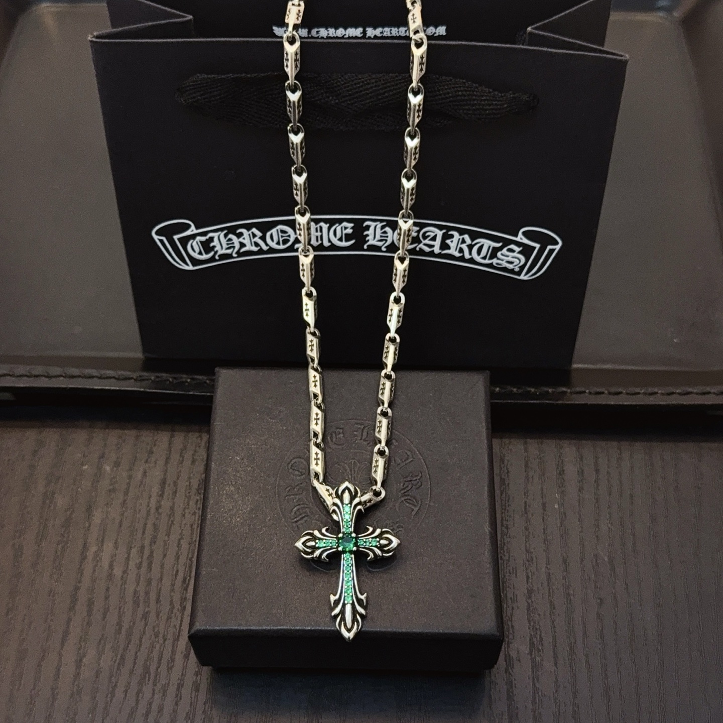 NO:641364,New [counter quality] Chrome Hearts classic retro cross necklace, green diamond cross pendant. Different pattern design styles with concave and convex shapes, showing a distinctive cross. The Scout flower is the symbol of Chrome Hearts, so it is more durable. Genuine pattern-printed Chrome Hearts distinguishes the ordinary light version in the market. Match the version and standard quality. Look at the printing details. The degree of retro gray oxidation. Seiko version!  !  !  Purely handmade ~ Authentic open mold fashion essentials. Can be worn by both men and women. Same style for couples. Official website original. Rock punk Thai silver style. Retro elements. Trendy and versatile!  , jewelry boutique, chrome hearts, chrome hearts, necklace19860909新款【专柜品质】Chrome Hearts克罗心经典复古十字架项链,绿钻十字架吊坠 凹凸造型不同的花纹设计风格 呈现出与众不同 十字架 童军花是克罗心的志 所以更经久不衰 正品打版Chrome Hearts克罗心 区别市场普通轻版 对版对标品质 看字印细节 复古做旧灰氧程度.精工版本！！！ 纯手工打造 ～正品开模潮流时尚必备 男女均可佩戴 情侣同款 官网原版 摇滚朋克泰银风格 复古元素 潮流百搭！,饰品精品,chrome hearts,chrome hearts,necklace,Jewelry