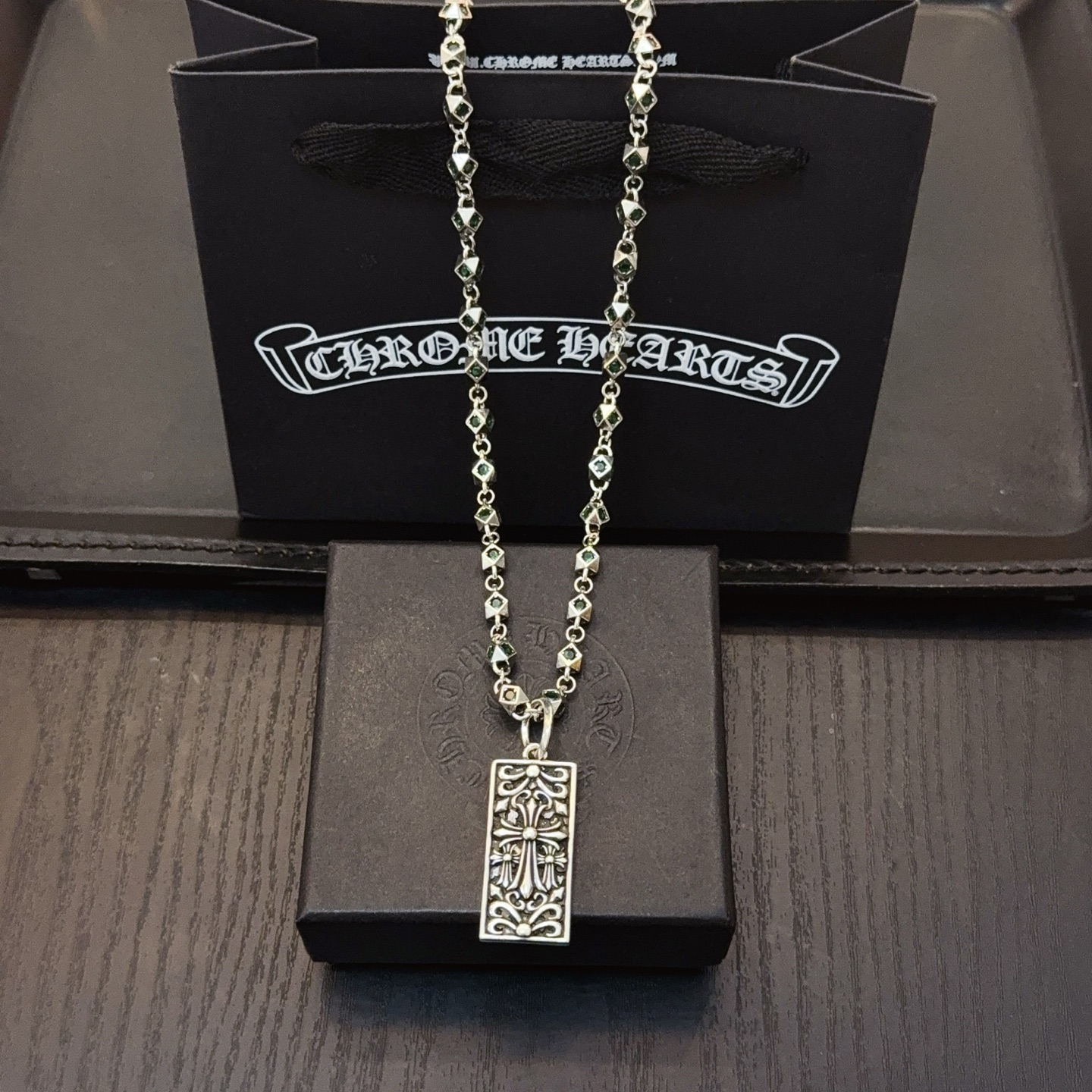 NO:641376,New [counter quality] Chrome Hearts Classic Retro Green Diamond Necklace, Square Cross Pendant. Concave and convex shapes with different pattern design styles, showing a distinctive cross. The Scout flower is the symbol of Chrome Hearts, so it is more durable. Genuine pattern-printed Chrome Hearts distinguishes the ordinary light version in the market. Match the version and standard quality. Look at the printing details. The degree of retro ash oxidation. Seiko version!  !  !  Purely handmade ~ Authentic open mold fashion essentials. Can be worn by both men and women. Same style for couples. Official website original. Rock punk Thai silver style. Retro elements. Trendy and versatile!  , jewelry boutique, chrome hearts, chrome hearts, necklace19860909新款【专柜品质】Chrome Hearts克罗心经典复古绿钻项链,方牌十字架吊坠 凹凸造型不同的花纹设计风格 呈现出与众不同 十字架 童军花是克罗心的志 所以更经久不衰 正品打版Chrome Hearts克罗心 区别市场普通轻版 对版对标品质 看字印细节 复古做旧灰氧程度.精工版本！！！ 纯手工打造 ～正品开模潮流时尚必备 男女均可佩戴 情侣同款 官网原版 摇滚朋克泰银风格 复古元素 潮流百搭！,饰品精品,chrome hearts,chrome hearts,necklace,Jewelry