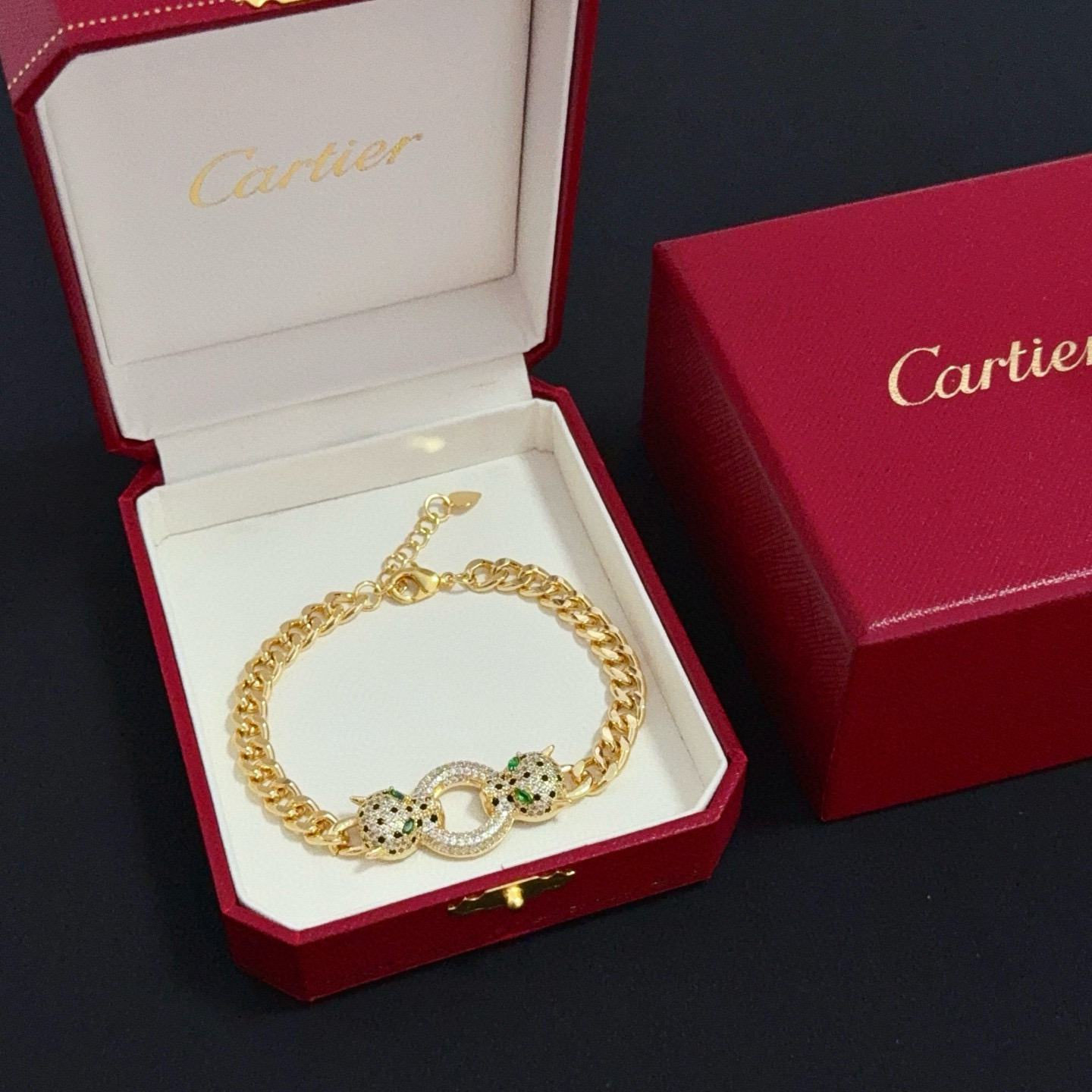 NO:641876,Cartier diamond-encrusted cheetah bracelet, high-end customized version, diamond-encrusted craftsmanship, V-gold material, classic and fashionable style, using sharp lines to reconstruct the aesthetics of love!  Breaking the rules, the diamond-encrusted design actually achieves the ceiling of high-end sense - no need for flashy accumulation, love should be as pure as ever. Cartier is loved by many celebrities and Internet celebrities. The Leopard series bracelet is absolutely an eternal classic, and it is not limited to men and women, and there is no age limit!  Wear it and you will be the center of attention!  , jewelry boutique,cartier,bracelet,bracelet19860909卡地亚镶钻猎豹手链 高端定制版本 镶嵌钻工艺 V金材质 经典而时尚风格 用凌厉线条重构爱情美学！打破常规,镶嵌钻设计反而成就高级感天花板——无需浮华堆砌,爱本应纯粹如初 卡地亚受众多明星网红的爱戴 豹子系列手镯 绝对是永恒经典 而且男女不限 年龄不限 ！戴上它你就是焦点！,饰品精品,cartier,bracelet,bracelet,Jewelry