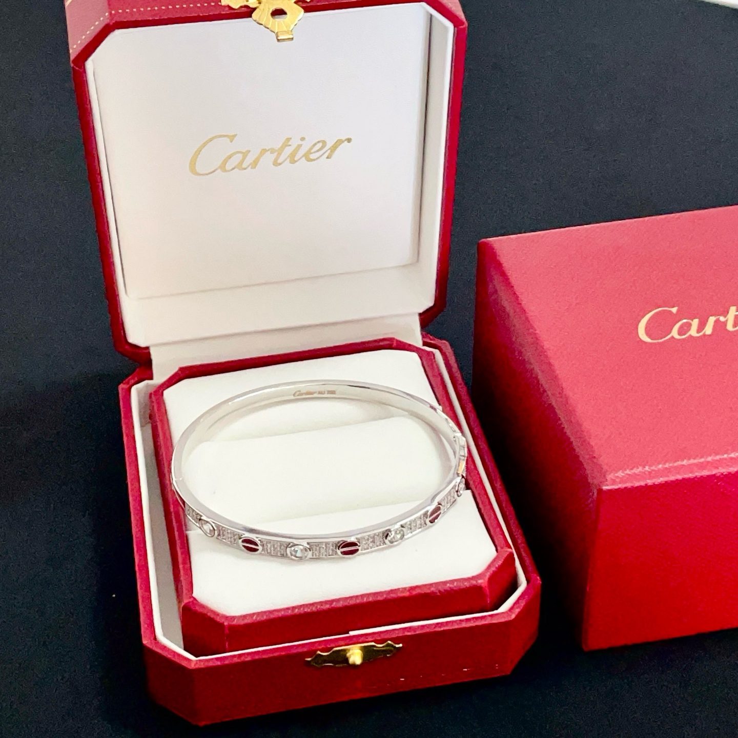 NO:641878,Cartier diamond-encrusted bracelet, high-end customized version, diamond-encrusted craftsmanship, V gold material, classic and fashionable style, reconstruct the aesthetics of love with sharp lines!  Breaking the rules, the diamond-encrusted design actually achieves the ceiling of high-end sense - no need for flashy accumulation, love should be as pure as ever. Cartier is loved by many celebrities and Internet celebrities. The Leopard series bracelet is absolutely an eternal classic, and it is not limited to men and women, and there is no age limit!  Wear it and you will be the center of attention!  , jewelry boutique, cartier, bracelet19860909卡地亚镶钻手镯 高端定制版本 镶嵌钻工艺 V金材质 经典而时尚风格 用凌厉线条重构爱情美学！打破常规,镶嵌钻设计反而成就高级感天花板——无需浮华堆砌,爱本应纯粹如初 卡地亚受众多明星网红的爱戴 豹子系列手镯 绝对是永恒经典 而且男女不限 年龄不限 ！戴上它你就是焦点！,饰品精品,cartier,bracelet,Jewelry