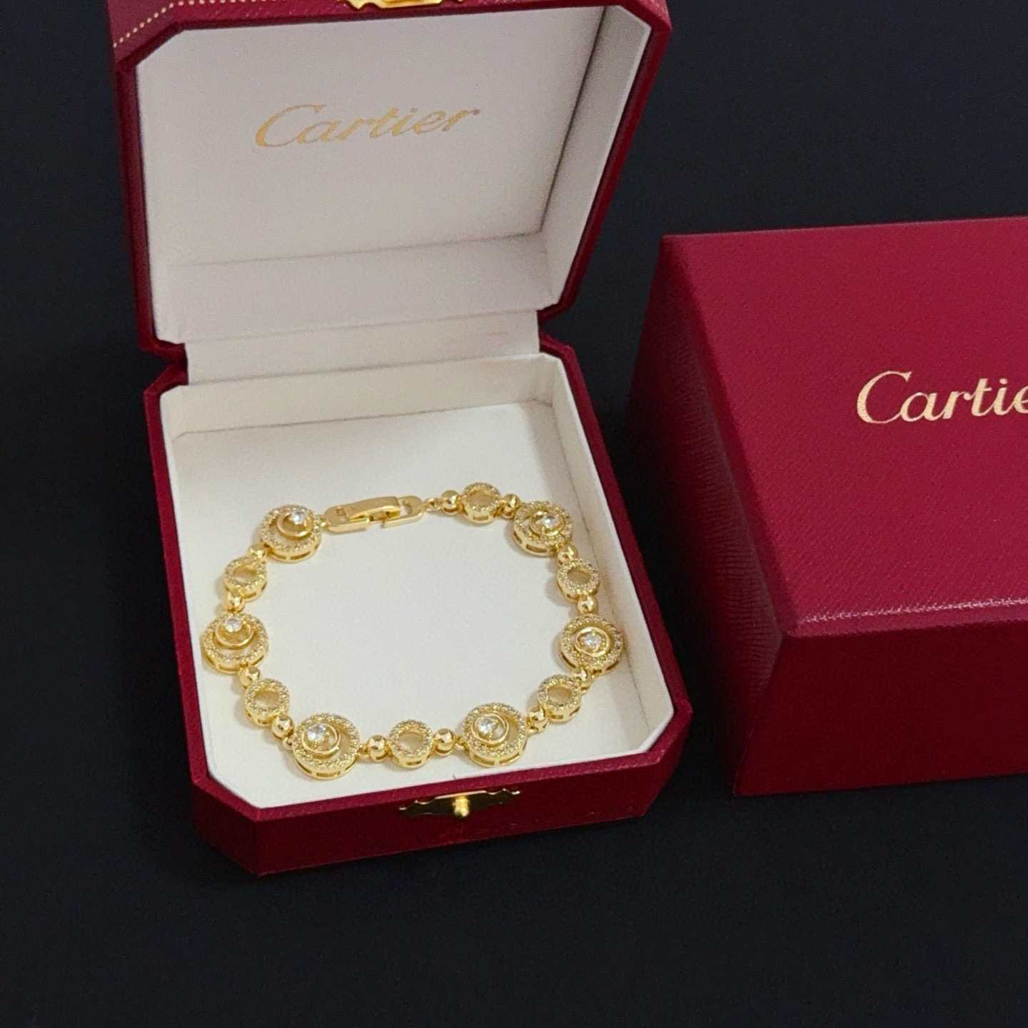 NO:641879,Cartier diamond-encrusted bracelet, high-end customized version, diamond-encrusted craftsmanship, V-gold material, classic and fashionable style, reconstructing the aesthetics of love with sharp lines!  Breaking the rules, the diamond-encrusted design actually achieves the ceiling of high-end sense - no need for flashy accumulation, love should be as pure as ever. Cartier is loved by many celebrities and Internet celebrities. The Leopard series bracelet is absolutely an eternal classic, and it is not limited to men and women, and there is no age limit!  Wear it and you will be the center of attention!  , jewelry boutique,cartier,bracelet,bracelet19860909卡地亚镶钻手链 高端定制版本 镶嵌钻工艺 V金材质 经典而时尚风格 用凌厉线条重构爱情美学！打破常规,镶嵌钻设计反而成就高级感天花板——无需浮华堆砌,爱本应纯粹如初 卡地亚受众多明星网红的爱戴 豹子系列手镯 绝对是永恒经典 而且男女不限 年龄不限 ！戴上它你就是焦点！,饰品精品,cartier,bracelet,bracelet,Jewelry