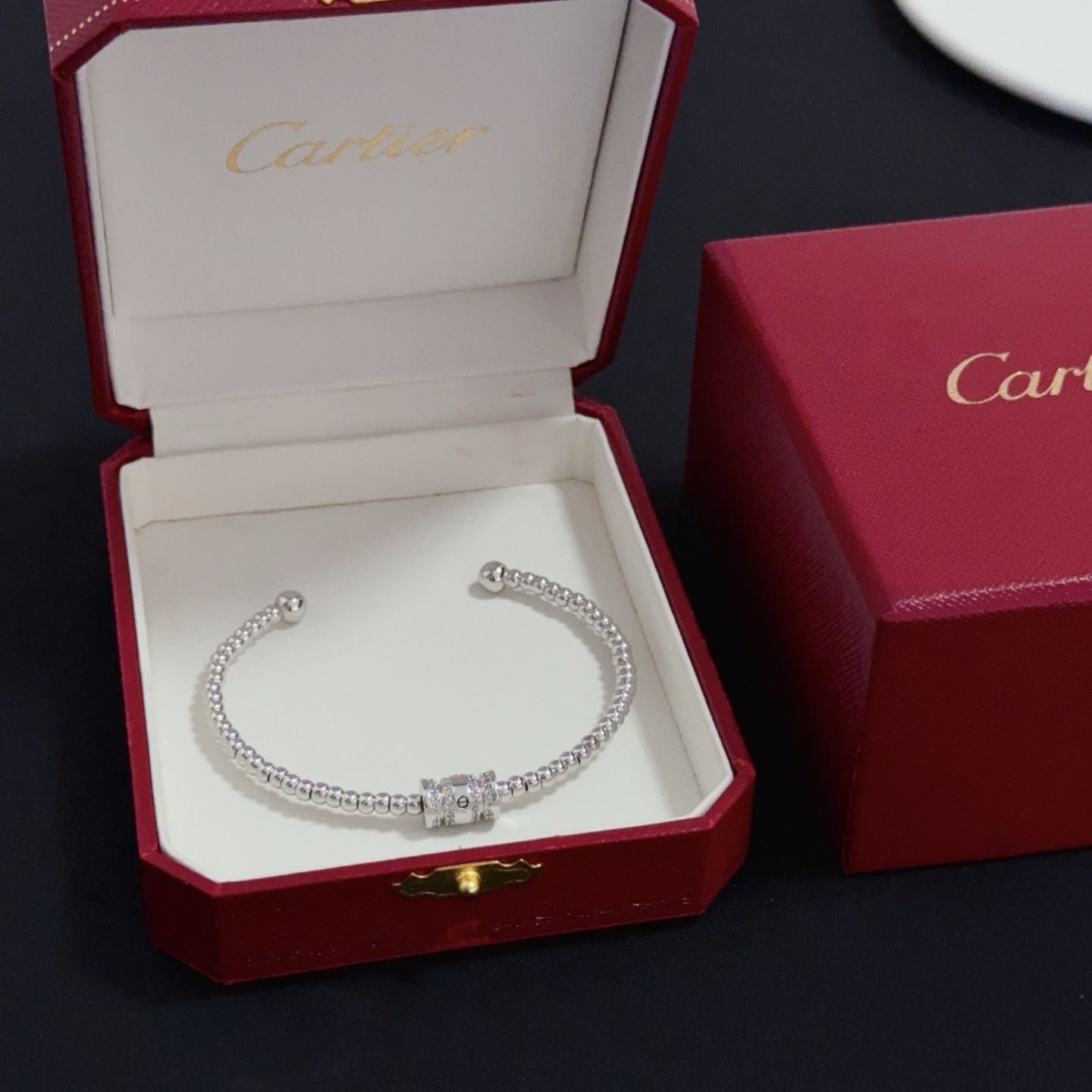 NO:641885,Cartier diamond-encrusted bracelet, high-end customized version, diamond-encrusted craftsmanship, V gold material, classic and fashionable style, reconstruct the aesthetics of love with sharp lines!  Breaking the rules, the diamond-encrusted design actually achieves the ceiling of high-end sense - no need for flashy accumulation, love should be as pure as ever. Cartier is loved by many celebrities and Internet celebrities. The Leopard series bracelet is absolutely an eternal classic, and it is not limited to men and women, and there is no age limit!  Wear it and you will be the center of attention!  , jewelry boutique, cartier, bracelet19860909卡地亚镶钻手镯 高端定制版本 镶嵌钻工艺 V金材质 经典而时尚风格 用凌厉线条重构爱情美学！打破常规,镶嵌钻设计反而成就高级感天花板——无需浮华堆砌,爱本应纯粹如初 卡地亚受众多明星网红的爱戴 豹子系列手镯 绝对是永恒经典 而且男女不限 年龄不限 ！戴上它你就是焦点！,饰品精品,cartier,bracelet,Jewelry