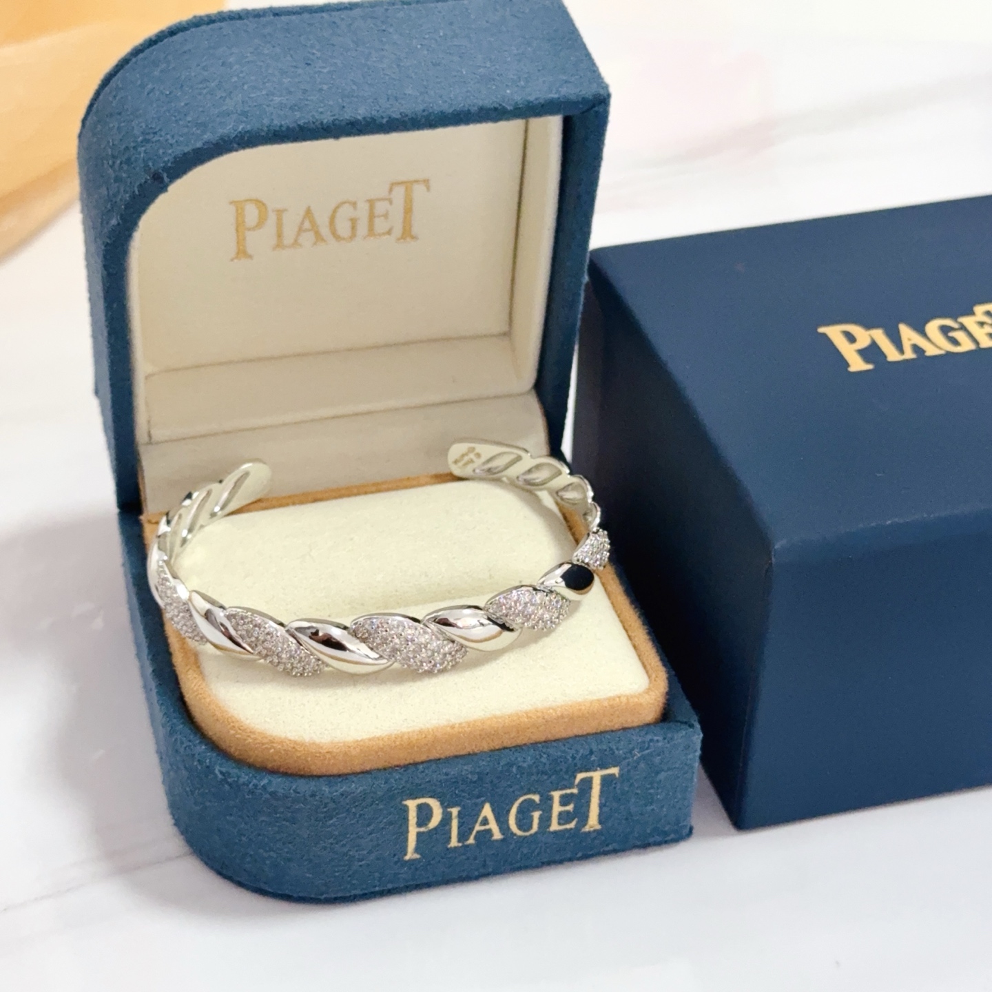 NO:641895,Piaget bracelet, high-end customized version, inlaid with diamonds, made of V gold material, showing luxury in every detail. The metal texture and texture complement each other, shining under the light, reflecting the luxury and elegance. Whether it is a business occasion or a sweet date, it can highlight the delicacy and elegance~ It is so beautiful to get it, it is definitely your dream bracelet., jewelry boutique, Piaget, bracelet19860909Piaget伯爵手镯, 高端定制版本 镶嵌钻工艺 ,V金材质 ,细节处尽显奢华.金属质感与纹理相互映衬,光线之下,熠熠生辉,体现了奢华与典雅的气质.无论是商务场合还是甜蜜约会都能凸显精致和优雅~上手都太美了,绝对是你的梦中情镯.,饰品精品,piaget,bracelet,Jewelry