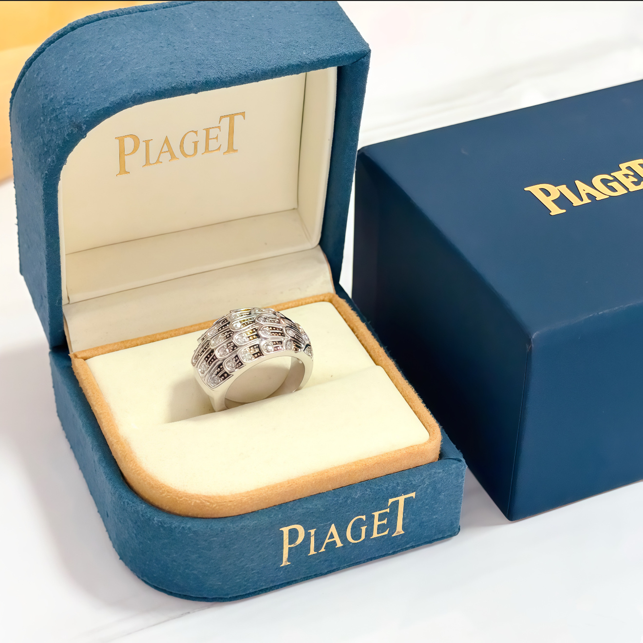 NO:641882,Piaget ring, high-end customized version, inlaid with diamonds, made of V gold, showing luxury in every detail. The metal texture and texture complement each other, shining under the light, reflecting the luxury and elegance., jewelry boutique, Piaget, ring19860909Piaget伯爵戒指,高端定制版本 镶嵌钻工艺 ,V金材质 ,细节处尽显奢华.金属质感与纹理相互映衬,光线之下,熠熠生辉,体现了奢华与典雅的气质.,饰品精品,piaget,ring,Jewelry