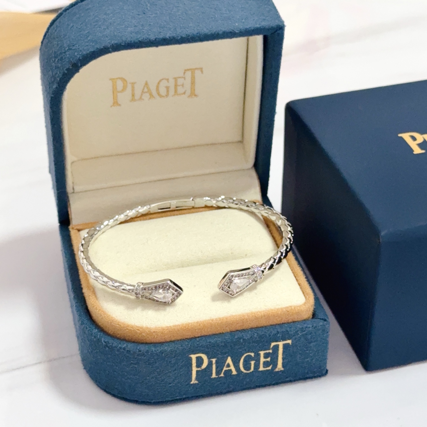 NO:641880,Piaget bracelet, high-end customized version, inlaid with diamonds, made of V gold material, showing luxury in every detail. The metal texture and texture complement each other, shining under the light, reflecting the luxury and elegance. Whether it is a business occasion or a sweet date, it can highlight the delicacy and elegance~ It is so beautiful to get it, it is definitely your dream bracelet., jewelry boutique, Piaget, bracelet19860909Piaget伯爵手镯, 高端定制版本 镶嵌钻工艺 ,V金材质 ,细节处尽显奢华.金属质感与纹理相互映衬,光线之下,熠熠生辉,体现了奢华与典雅的气质.无论是商务场合还是甜蜜约会都能凸显精致和优雅~上手都太美了,绝对是你的梦中情镯.,饰品精品,piaget,bracelet,Jewelry