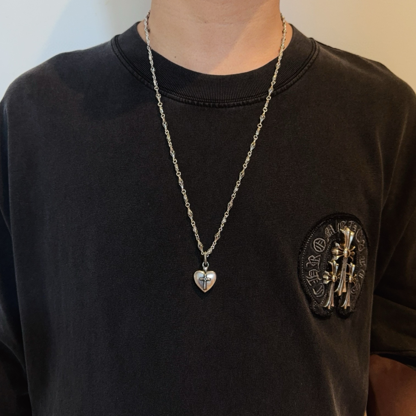 NO:641830,New [counter quality] Chrome Hearts classic retro necklace, love cross pendant. Different pattern design styles with concave and convex shapes, showing a distinctive cross. The Scout flower is the symbol of Chrome Hearts, so it is more durable. Genuine pattern-printed Chrome Hearts distinguishes the ordinary light version in the market. Match the version and benchmark quality. Look at the printing details. The degree of retro gray oxidation. Seiko version!  !  !  Purely handmade ~ Authentic open mold fashion essentials. Can be worn by both men and women. Same style for couples. Official website original. Rock punk Thai silver style. Retro elements. Trendy and versatile!  , jewelry boutique, chrome hearts, chrome hearts, necklace19860909新款【专柜品质】Chrome Hearts克罗心经典复古项链,爱心十字架吊坠 凹凸造型不同的花纹设计风格 呈现出与众不同 十字架 童军花是克罗心的志 所以更经久不衰 正品打版Chrome Hearts克罗心 区别市场普通轻版 对版对标品质 看字印细节 复古做旧灰氧程度.精工版本！！！ 纯手工打造 ～正品开模潮流时尚必备 男女均可佩戴 情侣同款 官网原版 摇滚朋克泰银风格 复古元素 潮流百搭！,饰品精品,chrome hearts,chrome hearts,necklace,Jewelry