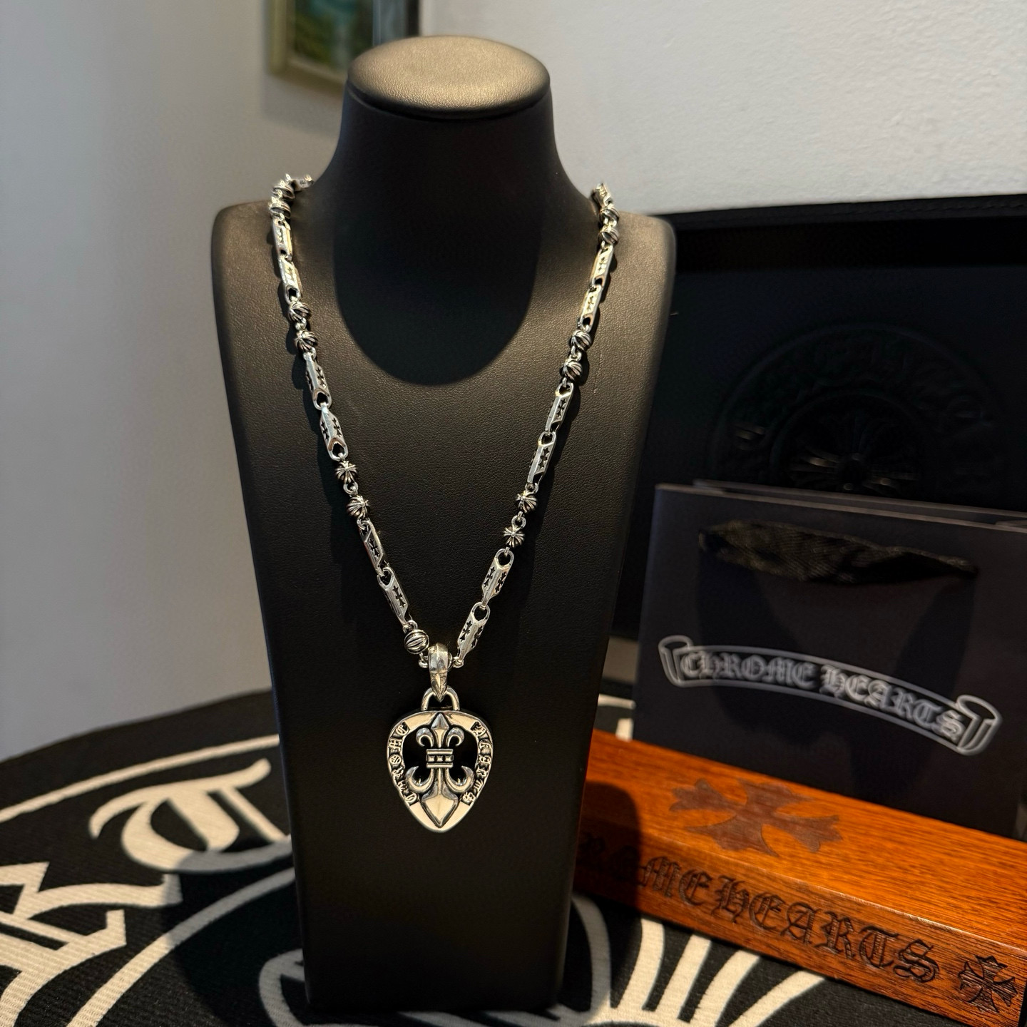 NO:641838,Batch New [Counter Quality] Chrome Hearts Classic Cross Necklace Scout Flower Heart Pendant Different Pattern Design Styles with Concave and Concave Shapes Showing a Distinctive Cross and Scout Flower are the symbol of Chrome Hearts, so they are more durable. Authentic patterned Chrome Hearts distinguishes the ordinary light version in the market. Match the version and standard quality. Look at the printing details. The degree of retro gray oxidation. Seiko version!  !  !  Purely handmade ~ Authentic open mold fashion essentials. Can be worn by both men and women. Same style for couples. Official website original. Rock punk Thai silver style. Retro elements. Trendy and versatile!  , jewelry boutique, chrome hearts, chrome hearts, necklace19860909批 新款【专柜品质】Chrome Hearts克罗心 经典十字架项链 童军花心型吊坠 凹凸造型不同的花纹设计风格 呈现出与众不同 十字架 童军花是克罗心的志 所以更经久不衰 正品打版Chrome Hearts克罗心 区别市场普通轻版 对版对标品质 看字印细节 复古做旧灰氧程度.精工版本！！！ 纯手工打造 ～正品开模潮流时尚必备 男女均可佩戴 情侣同款 官网原版 摇滚朋克泰银风格 复古元素 潮流百搭！,饰品精品,chrome hearts,chrome hearts,necklace,Jewelry