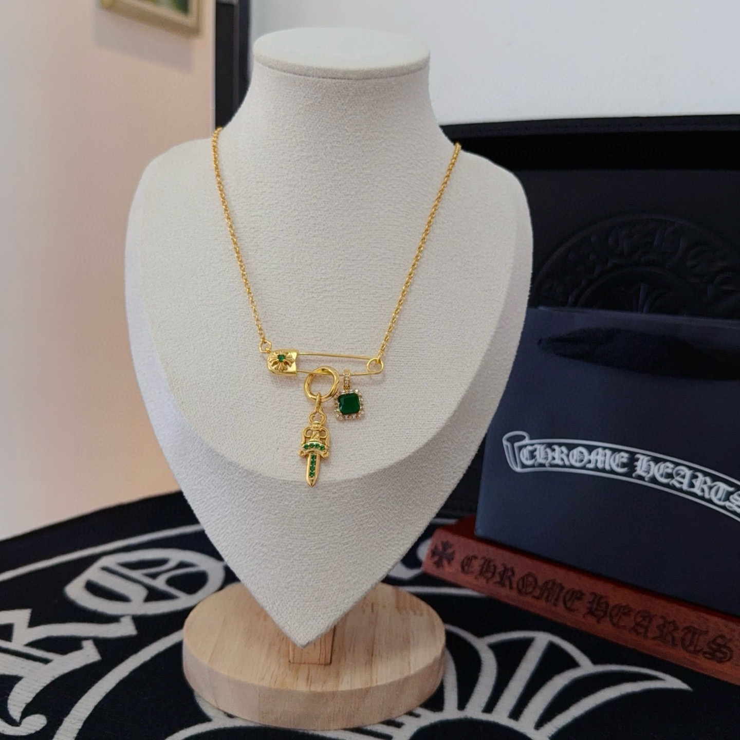 NO:641824,New [counter quality] Chrome Hearts Chrome Hearts brooch green diamond sword necklace, different concave and convex shapes and pattern design styles are unique. The Cross Scout flower is the symbol of Chrome Hearts, so it is more durable. Genuine pattern-printed Chrome Hearts distinguishes the ordinary light version in the market. Match the version and standard quality. Look at the printing details, the degree of retro gray oxidation. Seiko version!  , jewelry boutique, chrome hearts, chrome hearts, necklace19860909新款【专柜品质】Chrome Hearts克罗心别针绿钻宝剑项链,凹凸造型不同的花纹设计风格呈现出与众不同 十字架童军花是克罗心的标志 所以更经久不衰 正品打版Chrome Hearts克罗心 区别市场普通轻版 对版对标品质 看字印细节 复古做旧灰氧程度.精工版本！,饰品精品,chrome hearts,chrome hearts,necklace,Jewelry