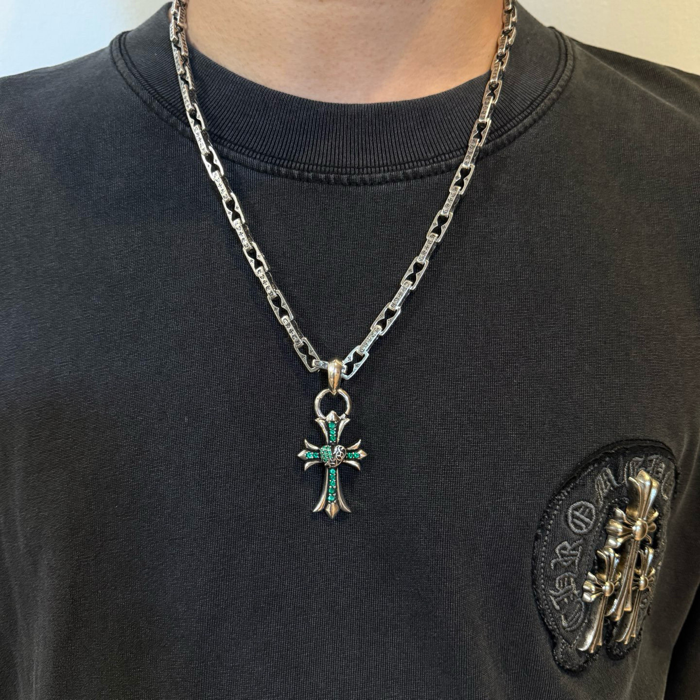 NO:641825,New [counter quality] Chrome Hearts classic retro letter buckle necklace, green diamond love cross pendant, different pattern design styles with concave and convex shapes, showing a distinctive cross. The Scout flower is the symbol of Chrome Hearts, so it is more durable. Genuine pattern-printed Chrome Hearts distinguishes the ordinary light version in the market. Match the version and standard quality. Look at the printing details, the degree of retro ash oxidation. Seiko version!  !  !  Purely handmade ~ Authentic open mold fashion essentials. Can be worn by both men and women. Same style for couples. Official website original. Rock punk Thai silver style. Retro elements. Trendy and versatile!  , jewelry boutique, chrome hearts, chrome hearts, necklace19860909新款【专柜品质】Chrome Hearts克罗心经典复古字母扣项链 绿钻爱心十字架吊坠 凹凸造型不同的花纹设计风格 呈现出与众不同 十字架 童军花是克罗心的志 所以更经久不衰 正品打版Chrome Hearts克罗心 区别市场普通轻版 对版对标品质 看字印细节 复古做旧灰氧程度.精工版本！！！ 纯手工打造 ～正品开模潮流时尚必备 男女均可佩戴 情侣同款 官网原版 摇滚朋克泰银风格 复古元素 潮流百搭！,饰品精品,chrome hearts,chrome hearts,necklace,Jewelry