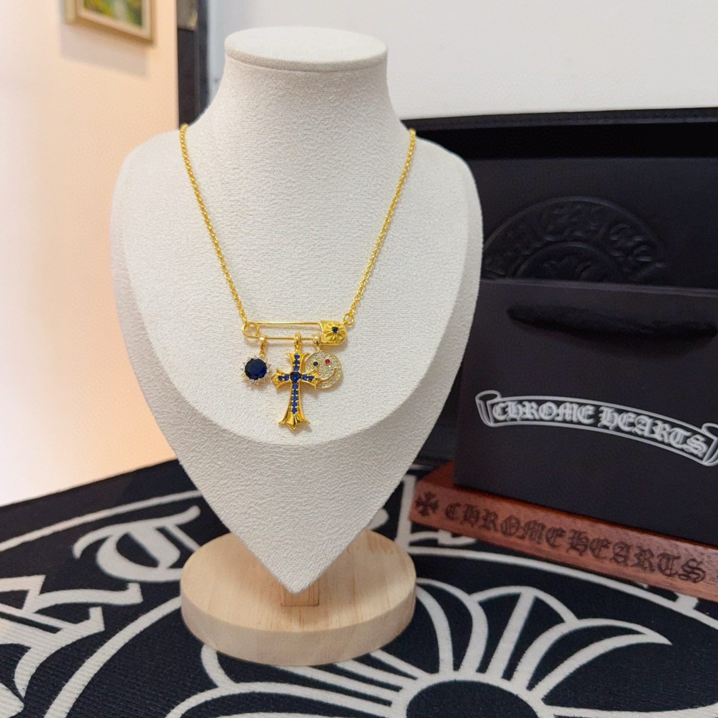 NO:641831,New [Counter Quality] Chrome Hearts Chrome Hearts Pin Blue Diamond Cross Necklace. The concave and convex shapes have different pattern design styles, showing a distinctive cross. The Scout flower is the symbol of Chrome Hearts, so it is more durable. Genuine patterned Chrome Hearts distinguishes the ordinary light version in the market. Check the quality of the version. Look at the printing details. The degree of retro gray oxidation. Seiko version!  !  !  Purely handmade ~ Authentic open mold fashion essentials. Can be worn by both men and women. Same style for couples. Official website original. Rock punk Thai silver style. Retro elements. Trendy and versatile!  , jewelry boutique, chrome hearts, chrome hearts, necklace19860909新款【专柜品质】Chrome Hearts克罗心别针蓝钻十字架项链 凹凸造型不同的花纹设计风格 呈现出与众不同 十字架 童军花是克罗心的志 所以更经久不衰 正品打版Chrome Hearts克罗心 区别市场普通轻版 对版对标品质 看字印细节 复古做旧灰氧程度.精工版本！！！ 纯手工打造 ～正品开模潮流时尚必备 男女均可佩戴 情侣同款 官网原版 摇滚朋克泰银风格 复古元素 潮流百搭！,饰品精品,chrome hearts,chrome hearts,necklace,Jewelry